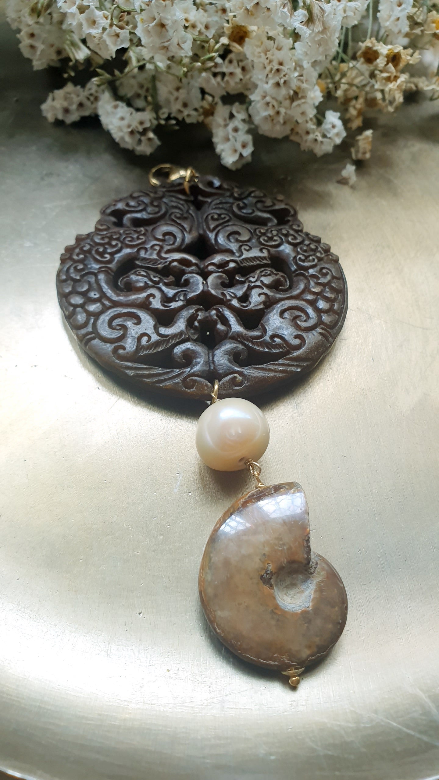 Ciondolo Mala con giada intagliata, ammonite, perla barocca