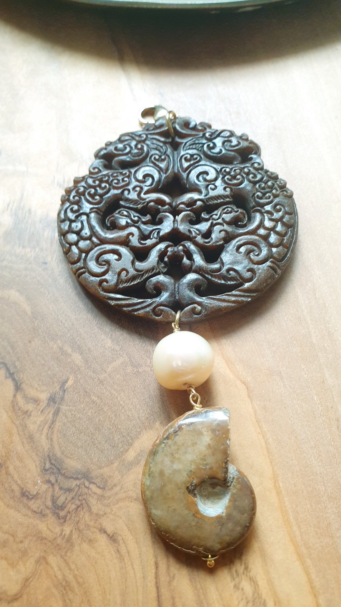 Ciondolo Mala con giada intagliata, ammonite, perla barocca