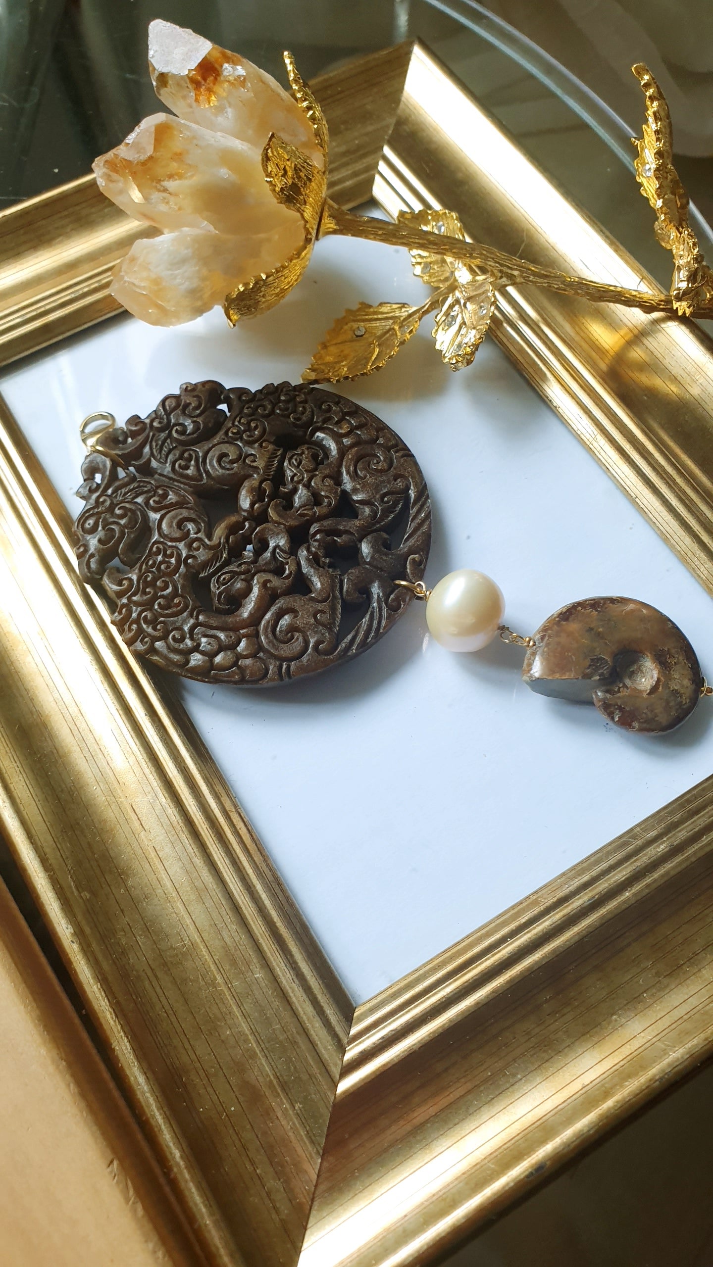 Ciondolo Mala con giada intagliata, ammonite, perla barocca