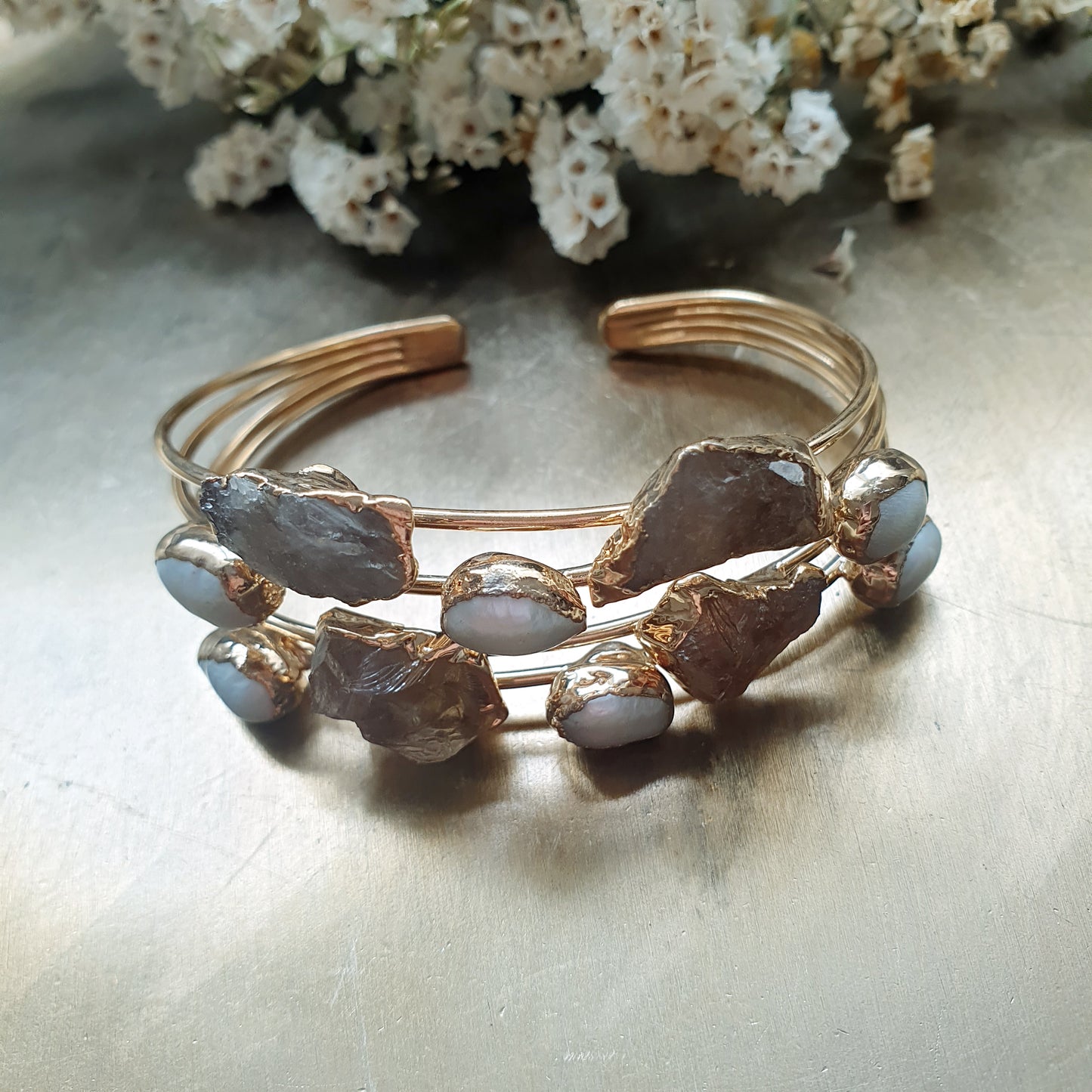 Bracciale in ottone con perle e druse