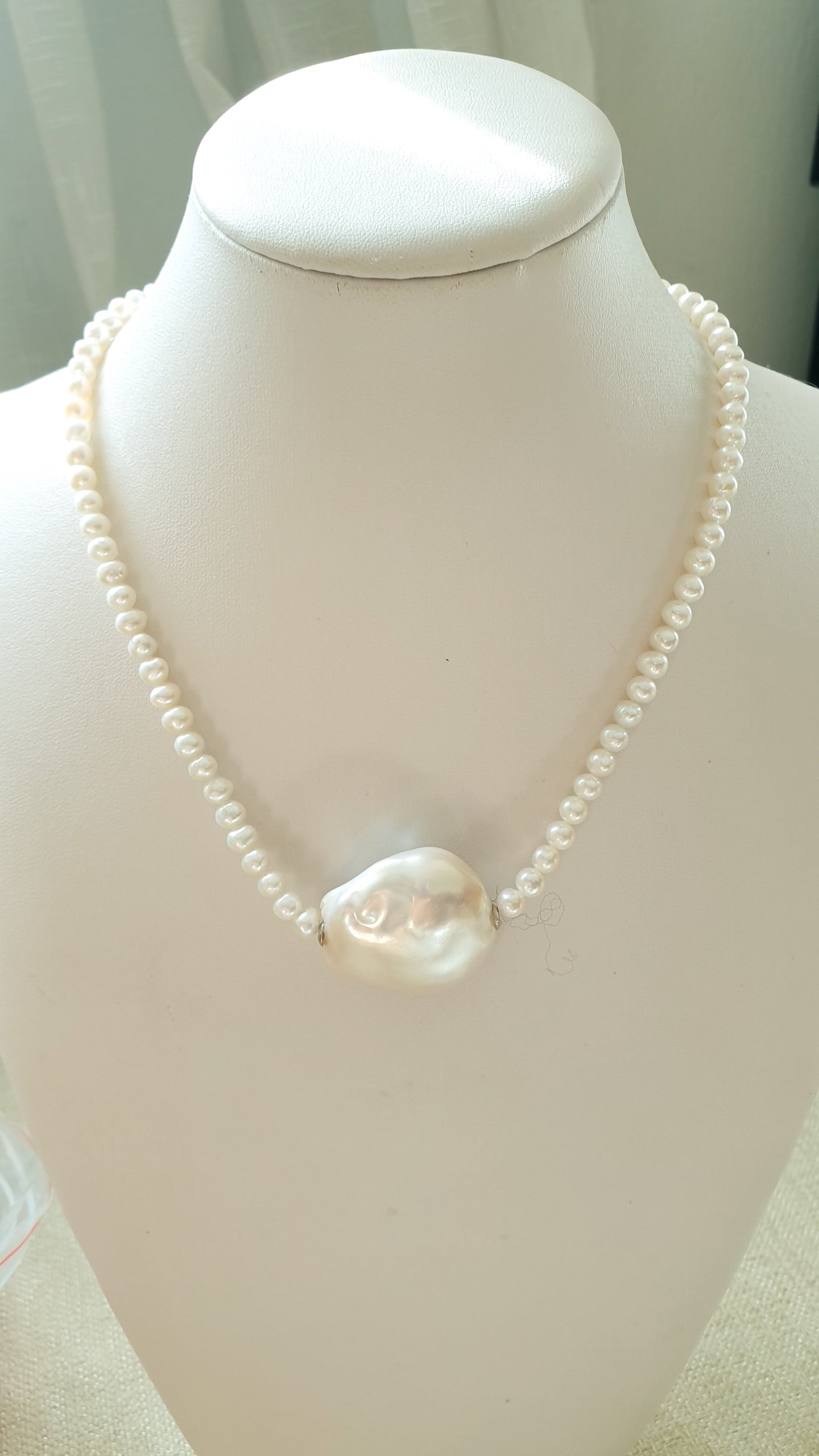 Girocollo in argento con perle di fiume e grande perla barocca