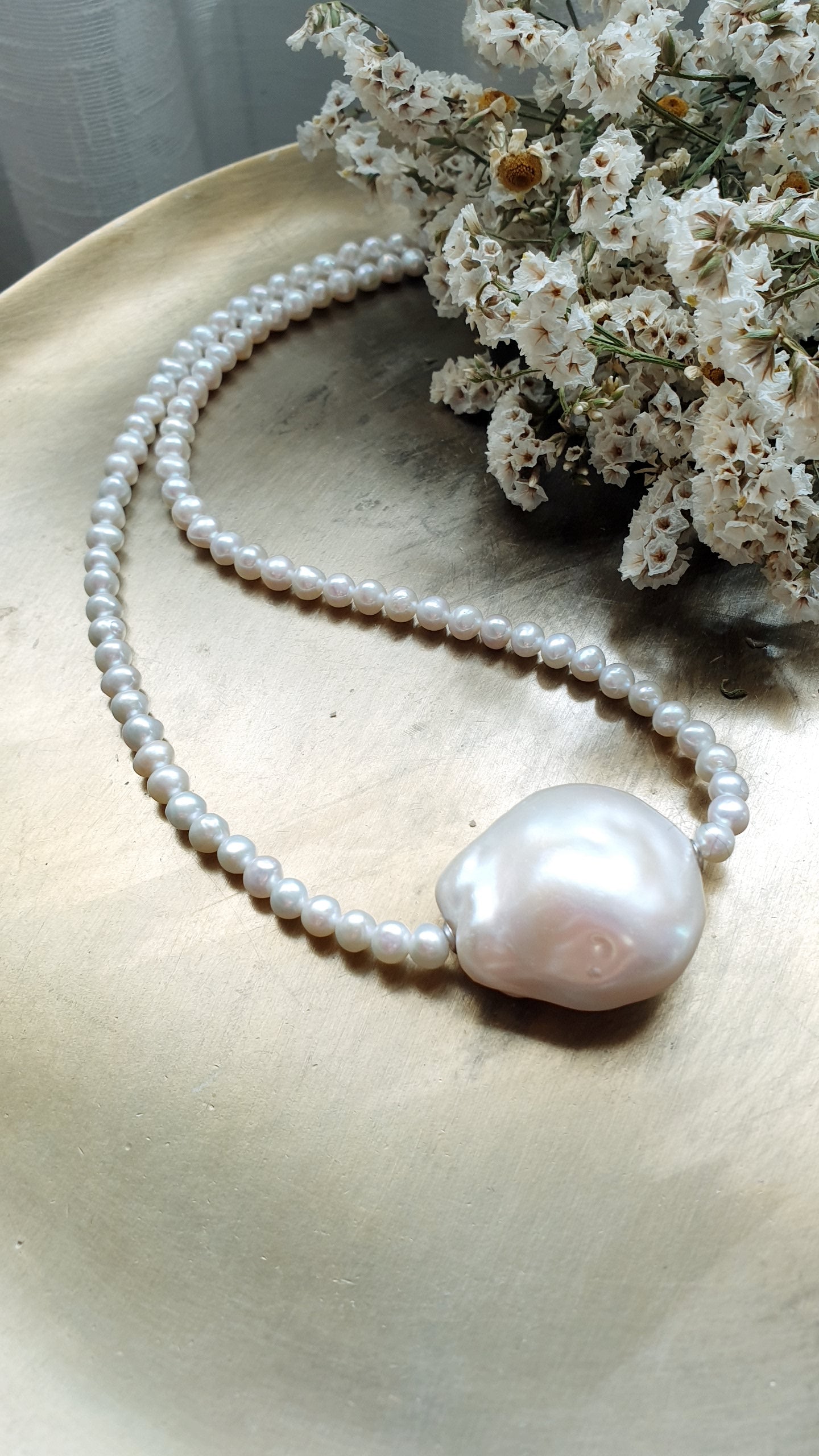 Girocollo in argento con perle di fiume e grande perla barocca