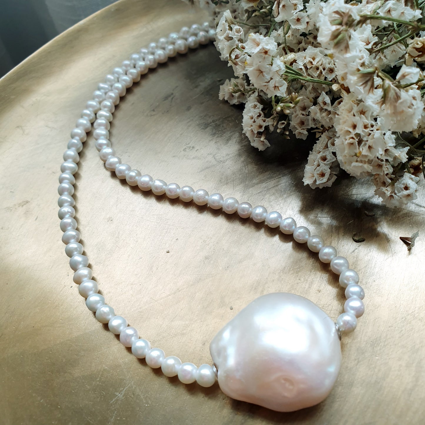 Girocollo in argento con perle di fiume e grande perla barocca
