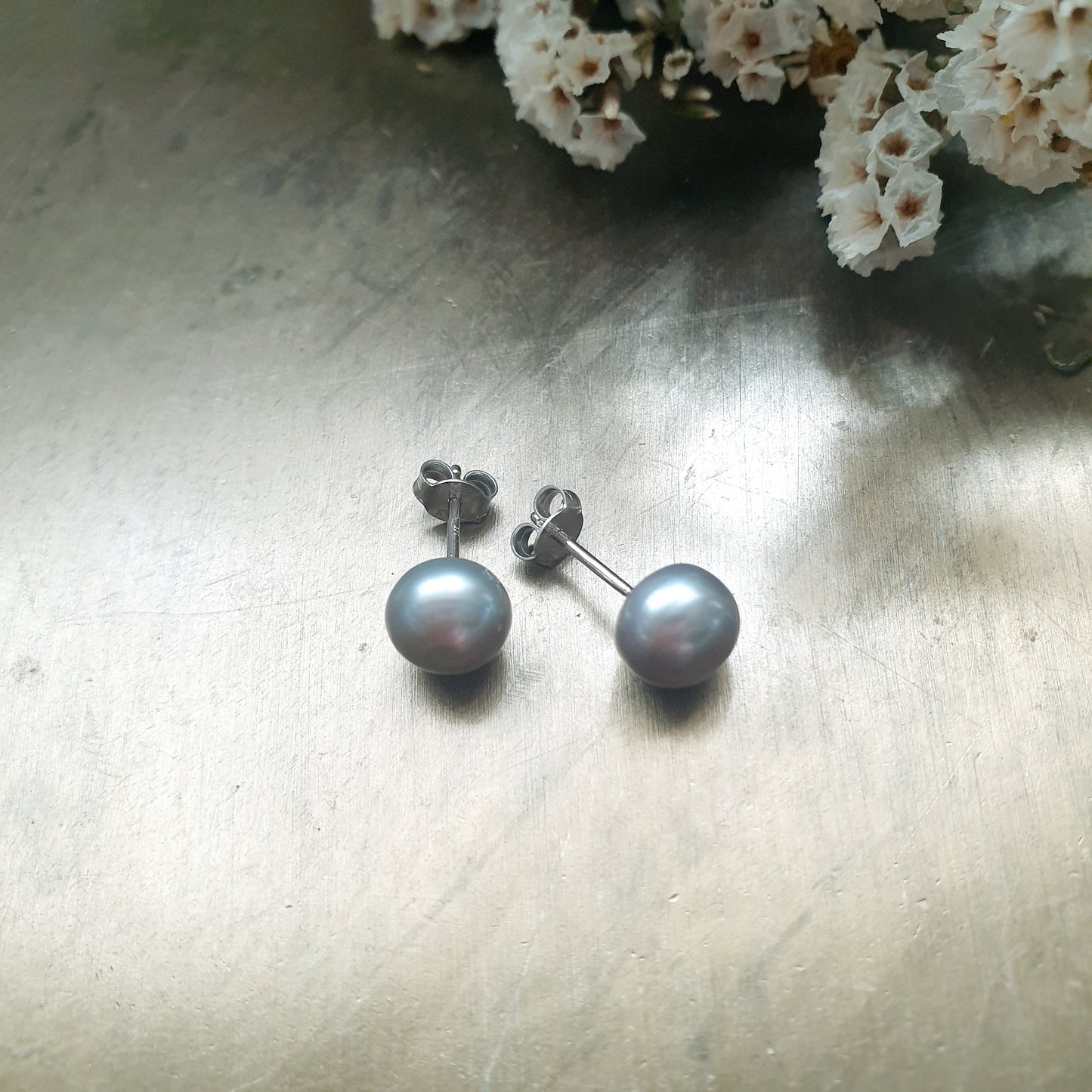 Orecchini a perno con perla grigia