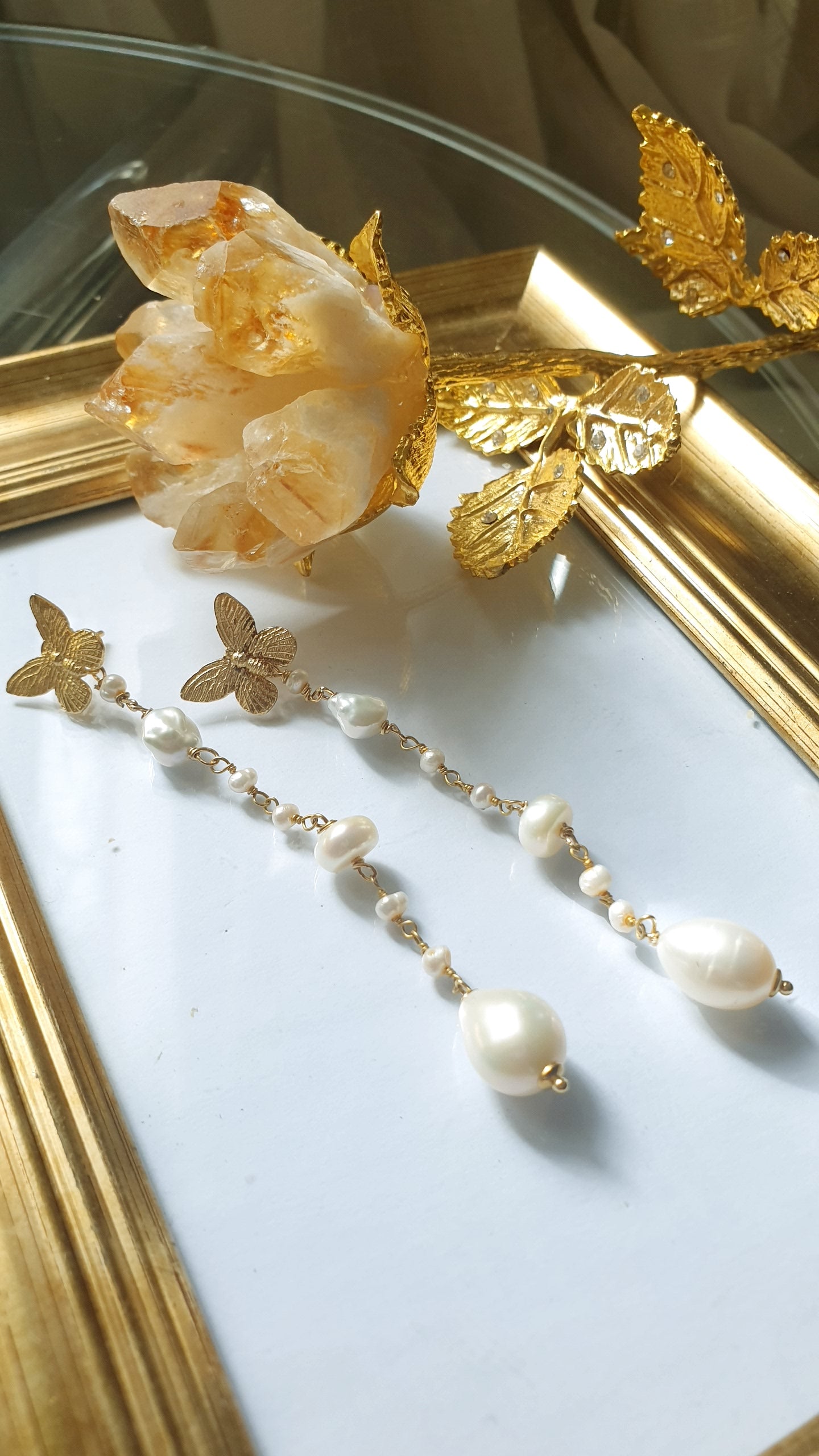 Lunghi orecchini in argento con perle