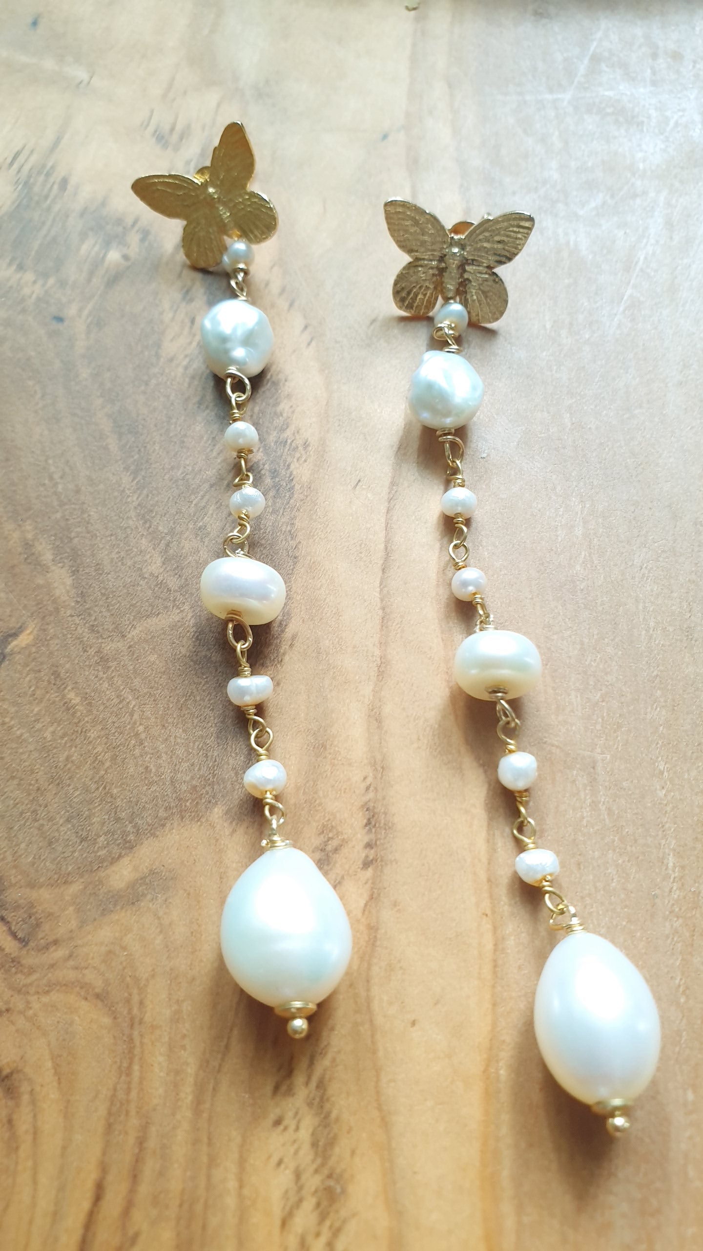 Lunghi orecchini in argento con perle