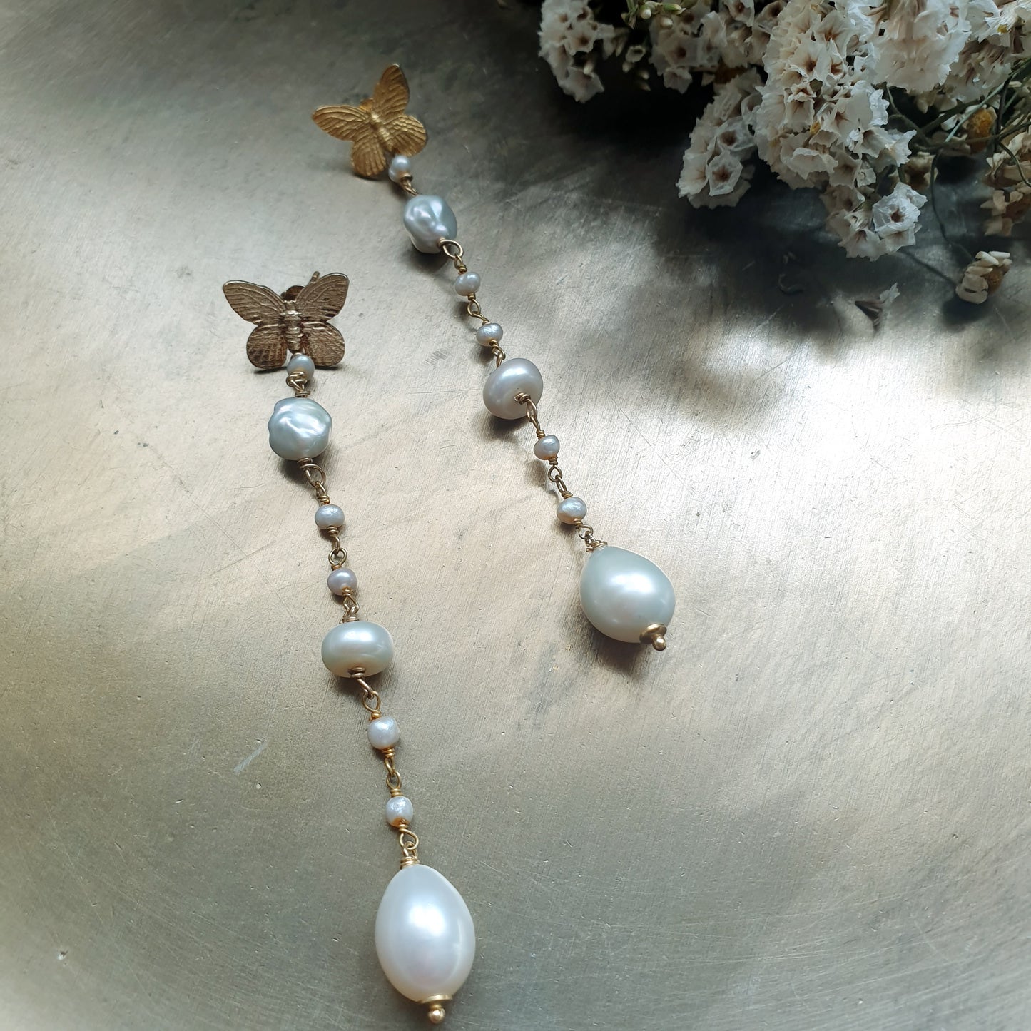 Lunghi orecchini in argento con perle