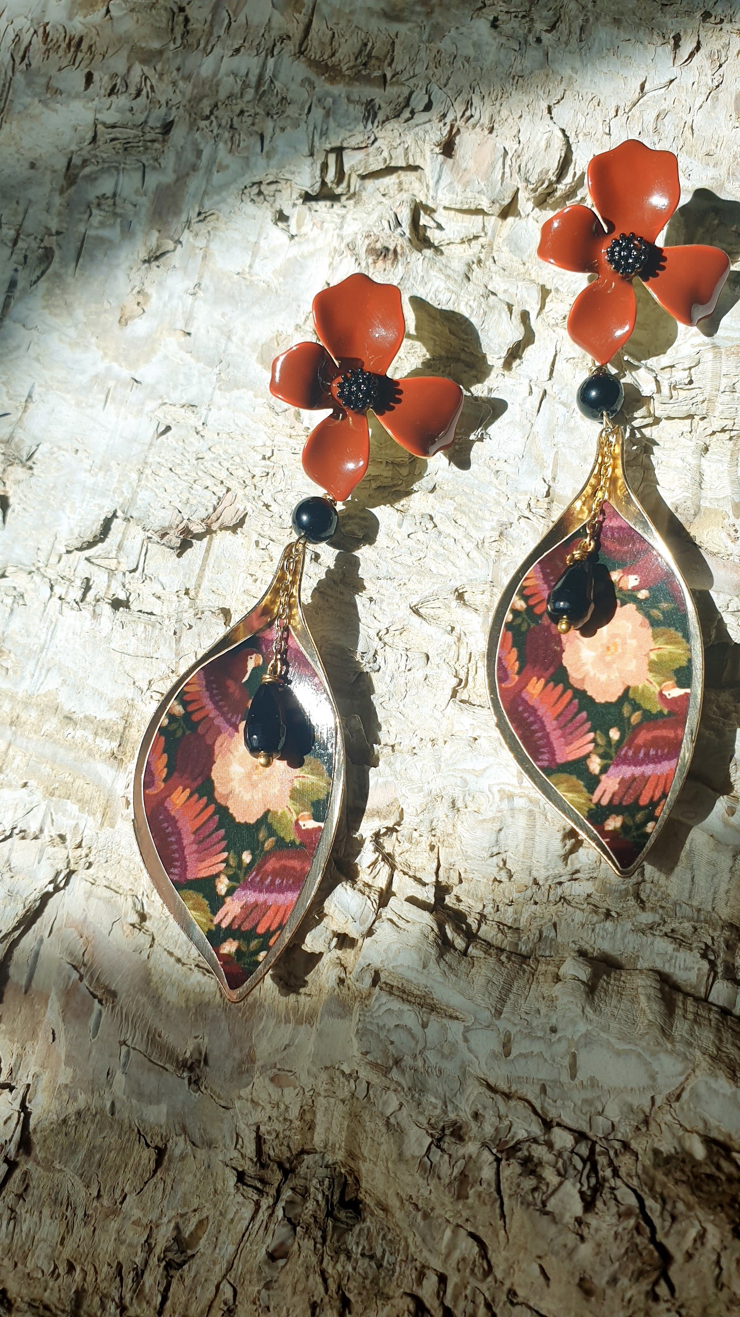 Orecchini in ottone laccata con foglia in ottone e lacca, onice