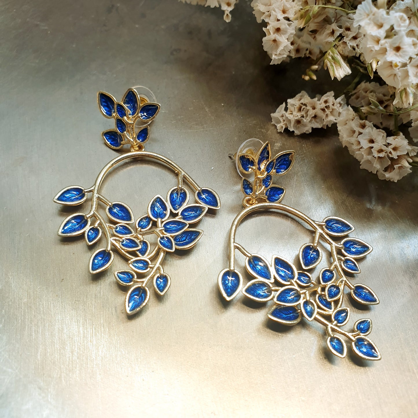 Orecchini in ottone con fiori laccati blu