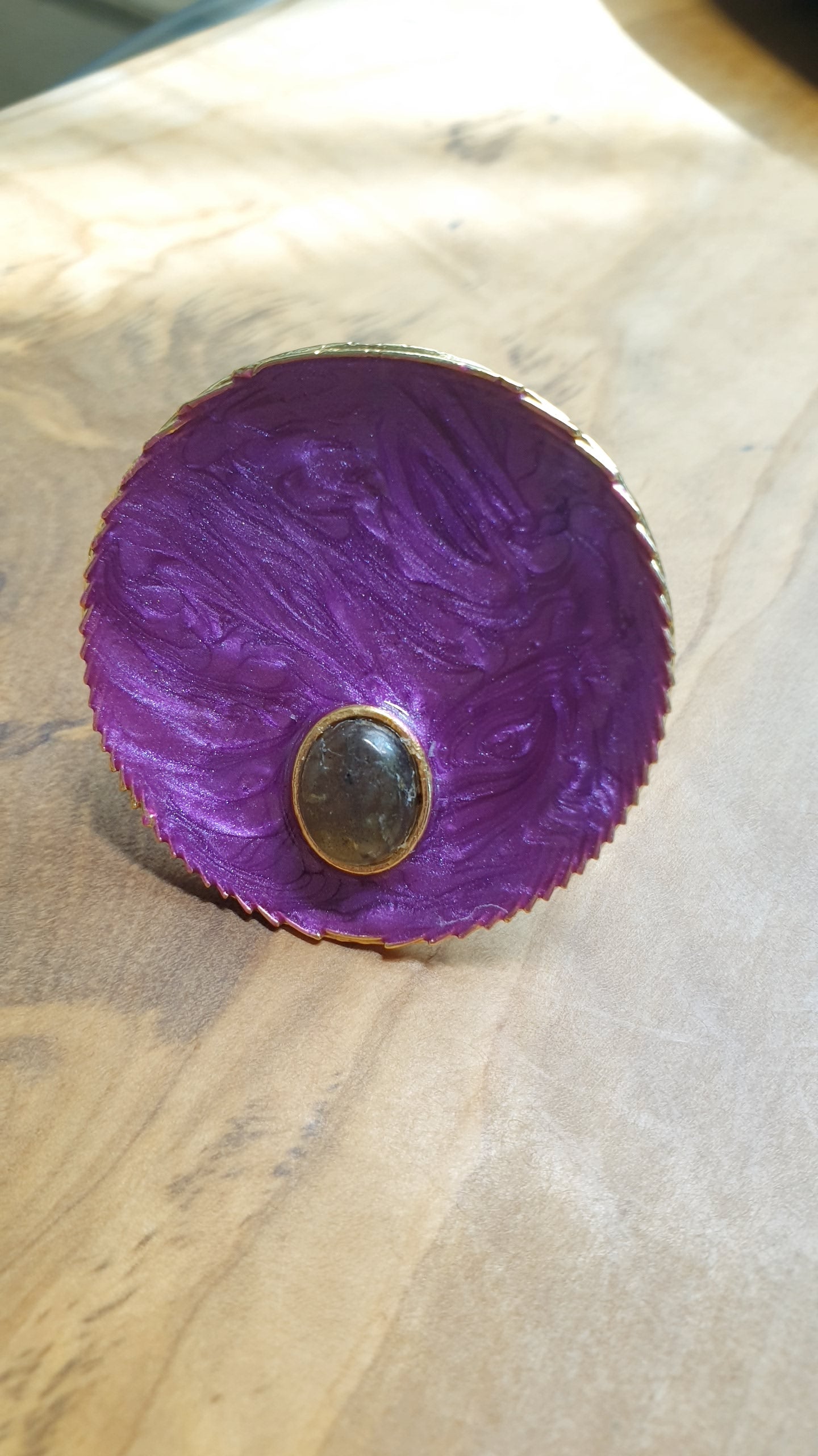 Anello regolabile in ottone con base laccata e pietra