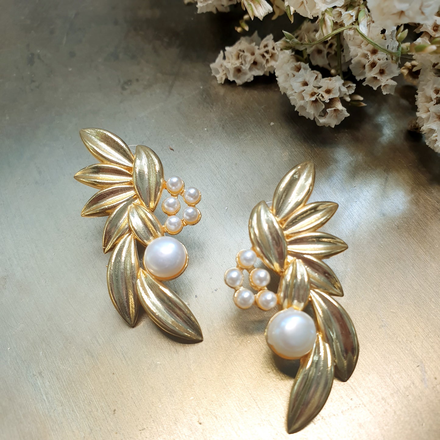 Orecchini a perno in ottone con perle.
