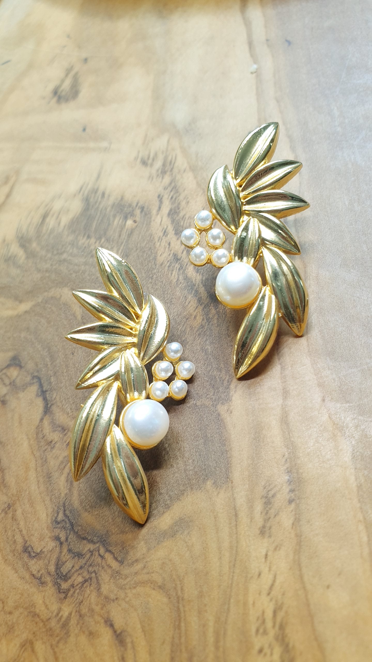 Orecchini a perno in ottone con perle.