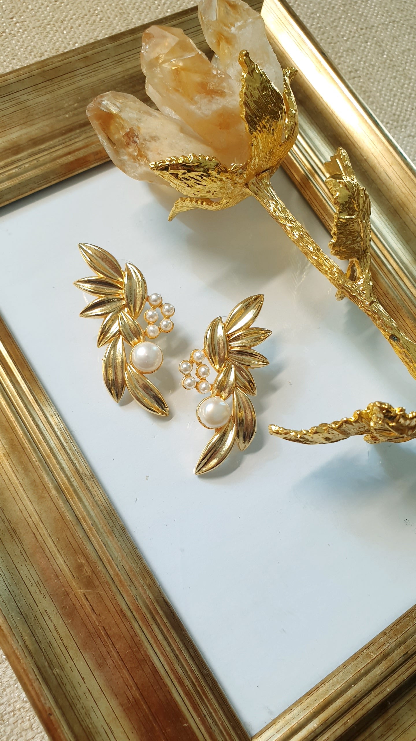 Orecchini a perno in ottone con perle.
