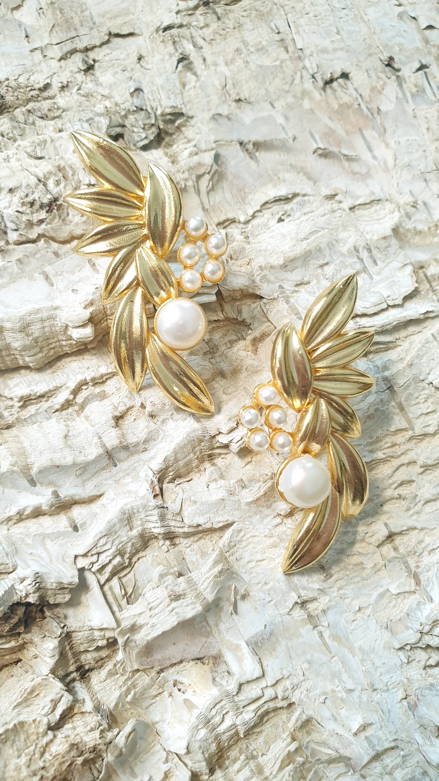 Orecchini a perno in ottone con perle.
