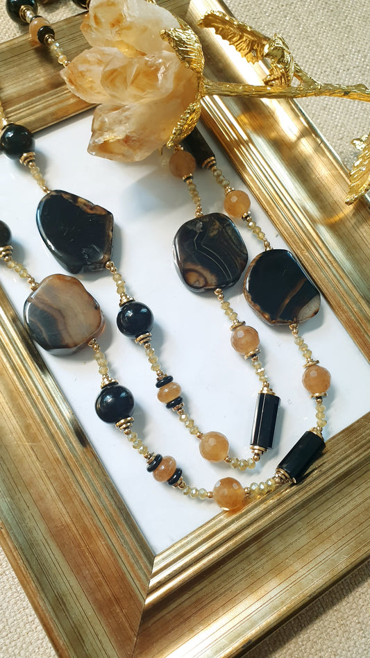 Lunga collana con pietre dure.