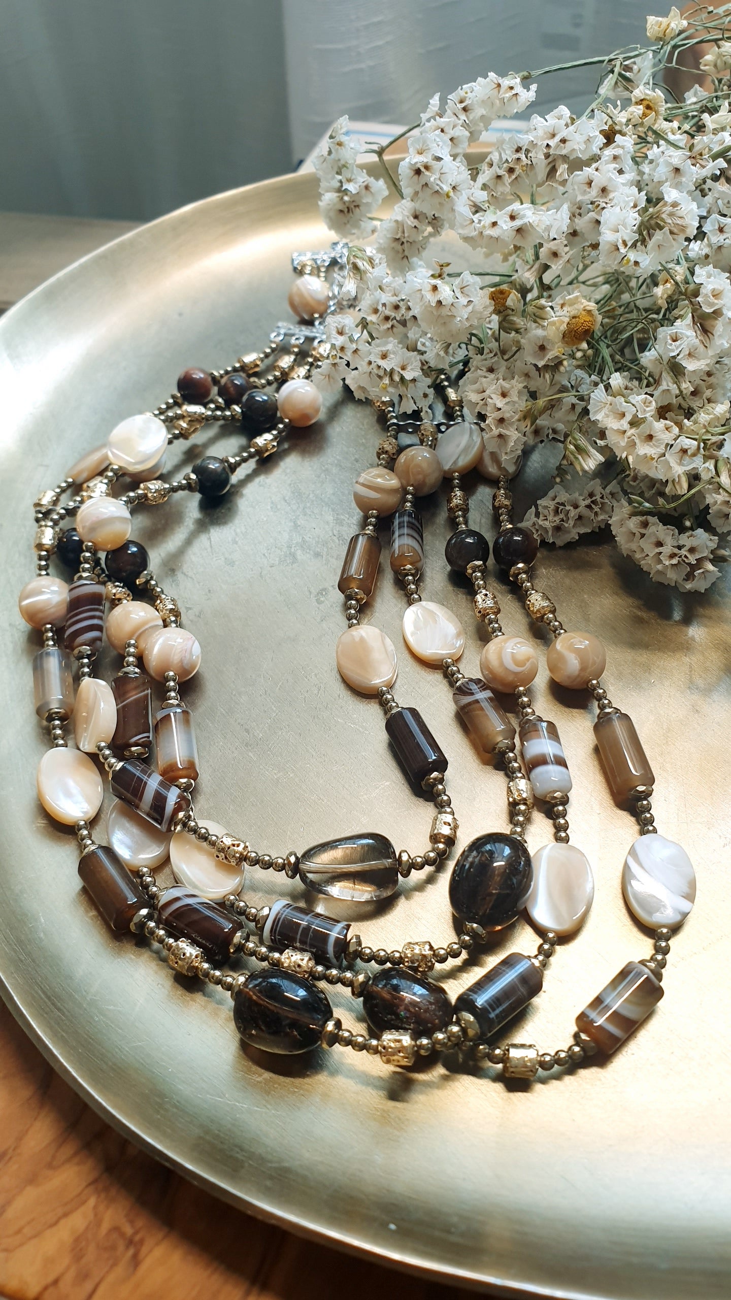 Girocollo a 4 fili con agata, quarzo fumo, madreperle, perline