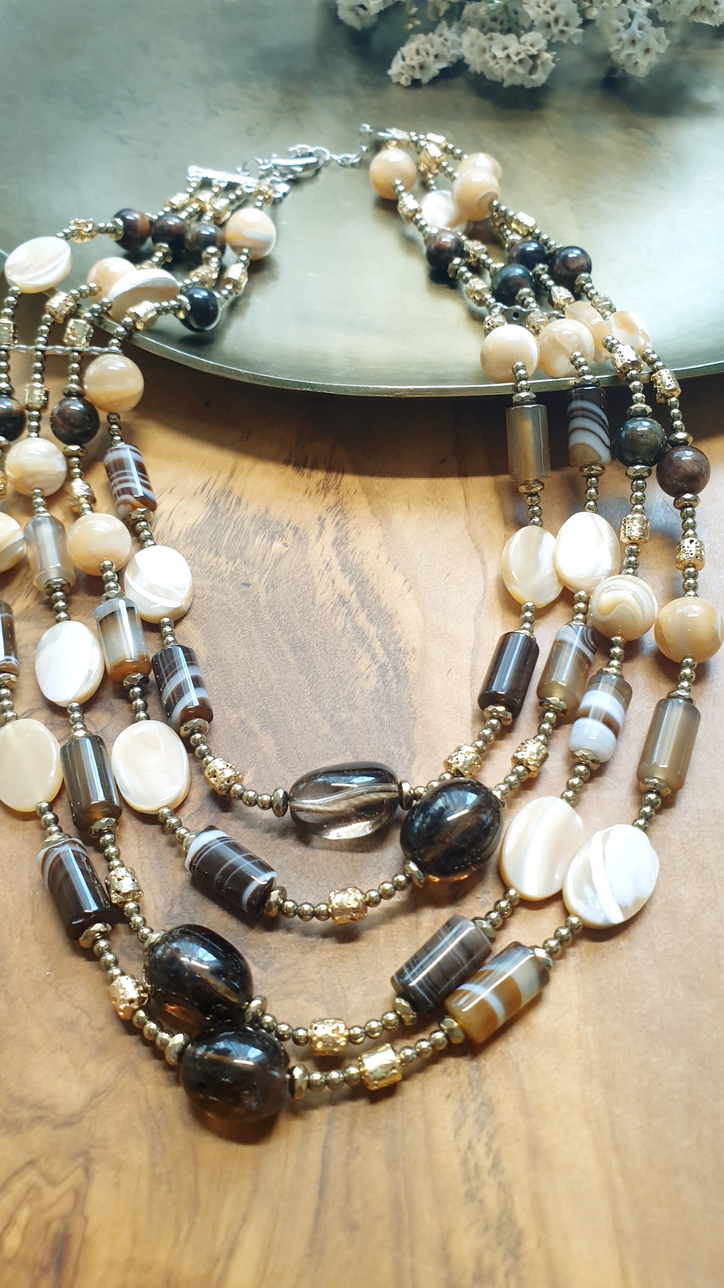 Girocollo a 4 fili con agata, quarzo fumo, madreperle, perline