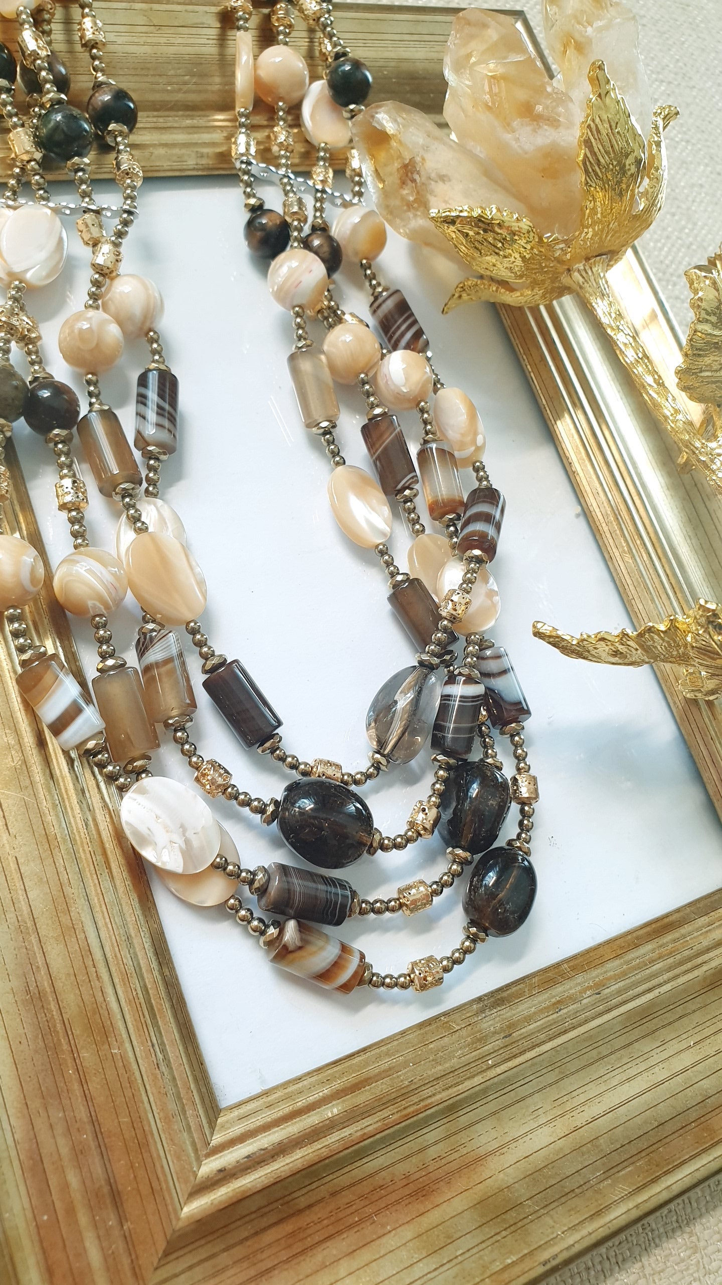 Girocollo a 4 fili con agata, quarzo fumo, madreperle, perline