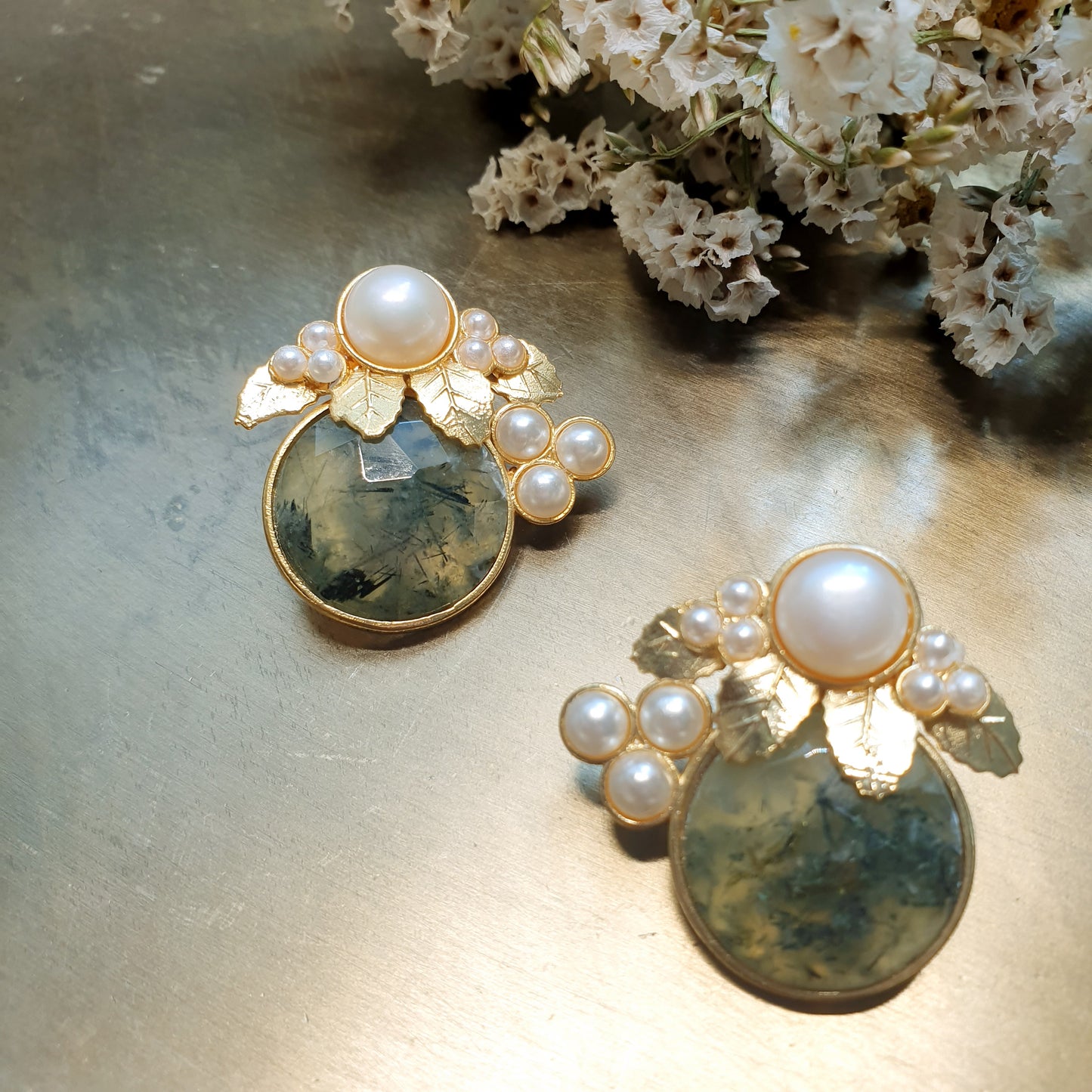 Grandi orecchini in ottone con Prehnite, perle di fiume