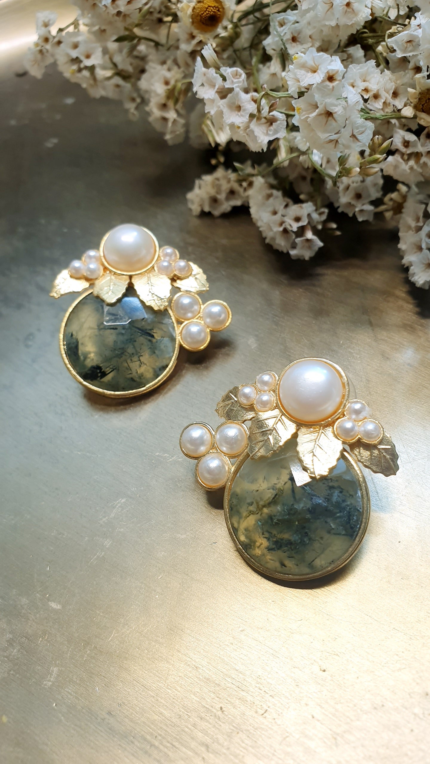 Grandi orecchini in ottone con Prehnite, perle di fiume