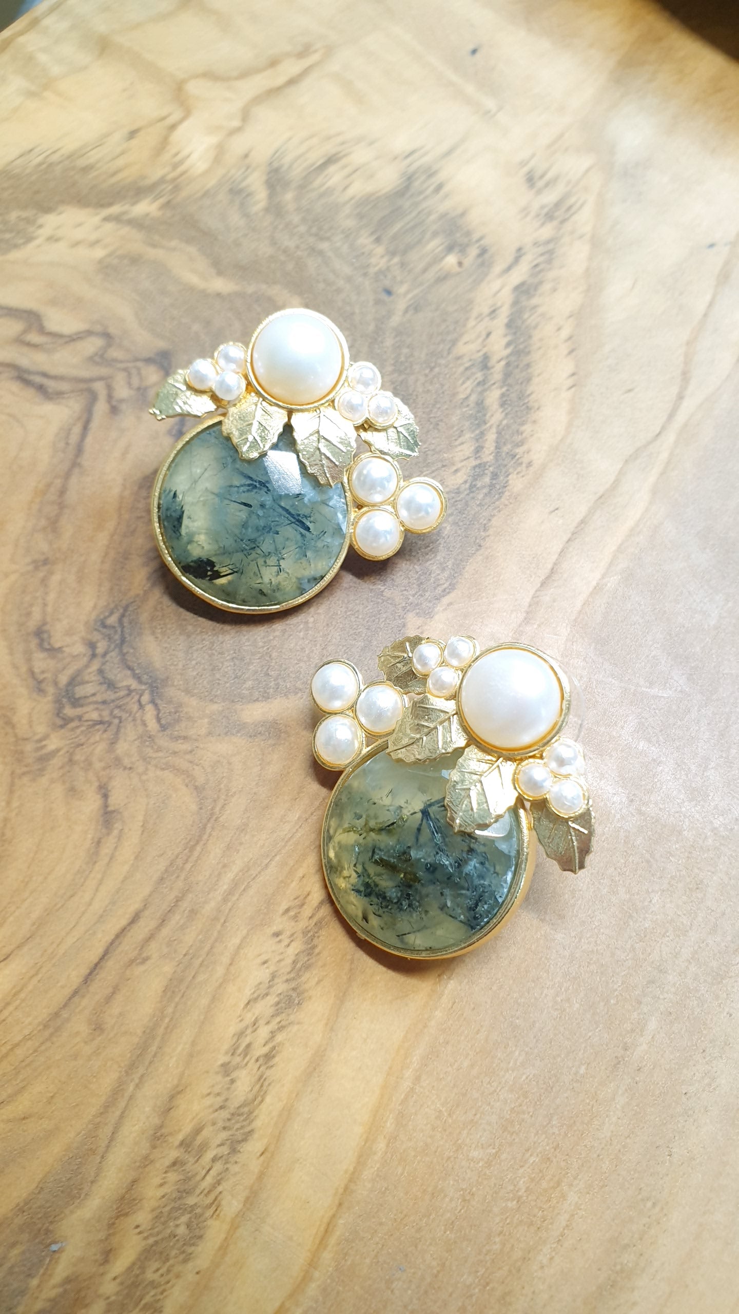 Grandi orecchini in ottone con Prehnite, perle di fiume