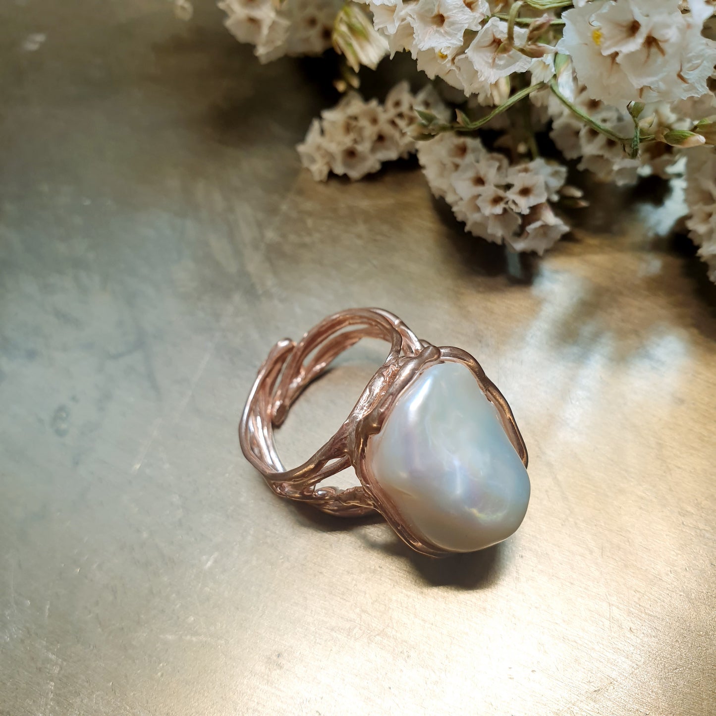 Bellissimo anello in argento con perla barocca