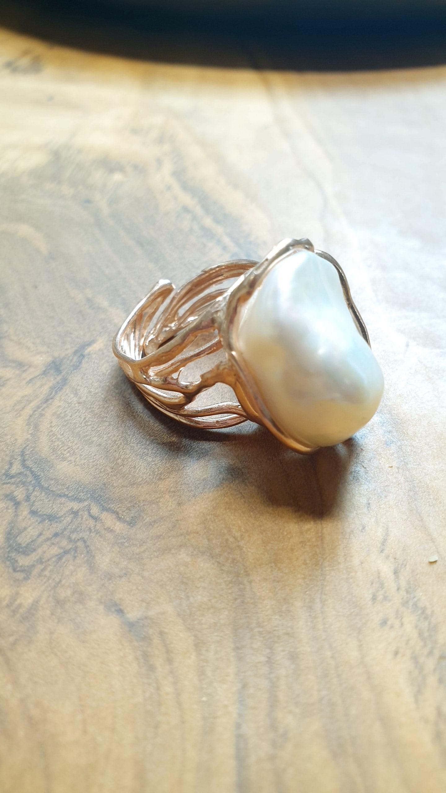 Bellissimo anello in argento con perla barocca
