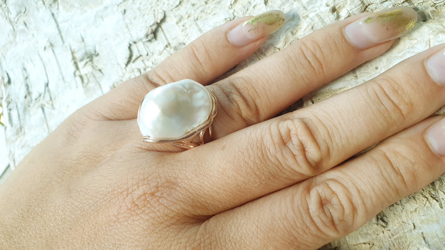 Bellissimo anello in argento con perla barocca