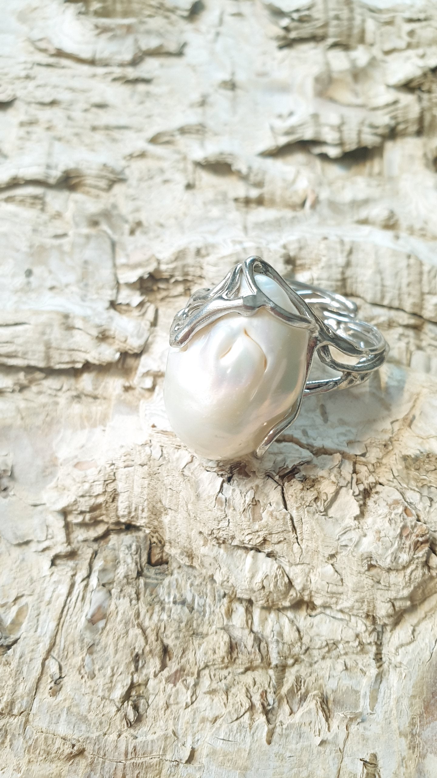 Bellissimo anello in argento con grande perla barocca
