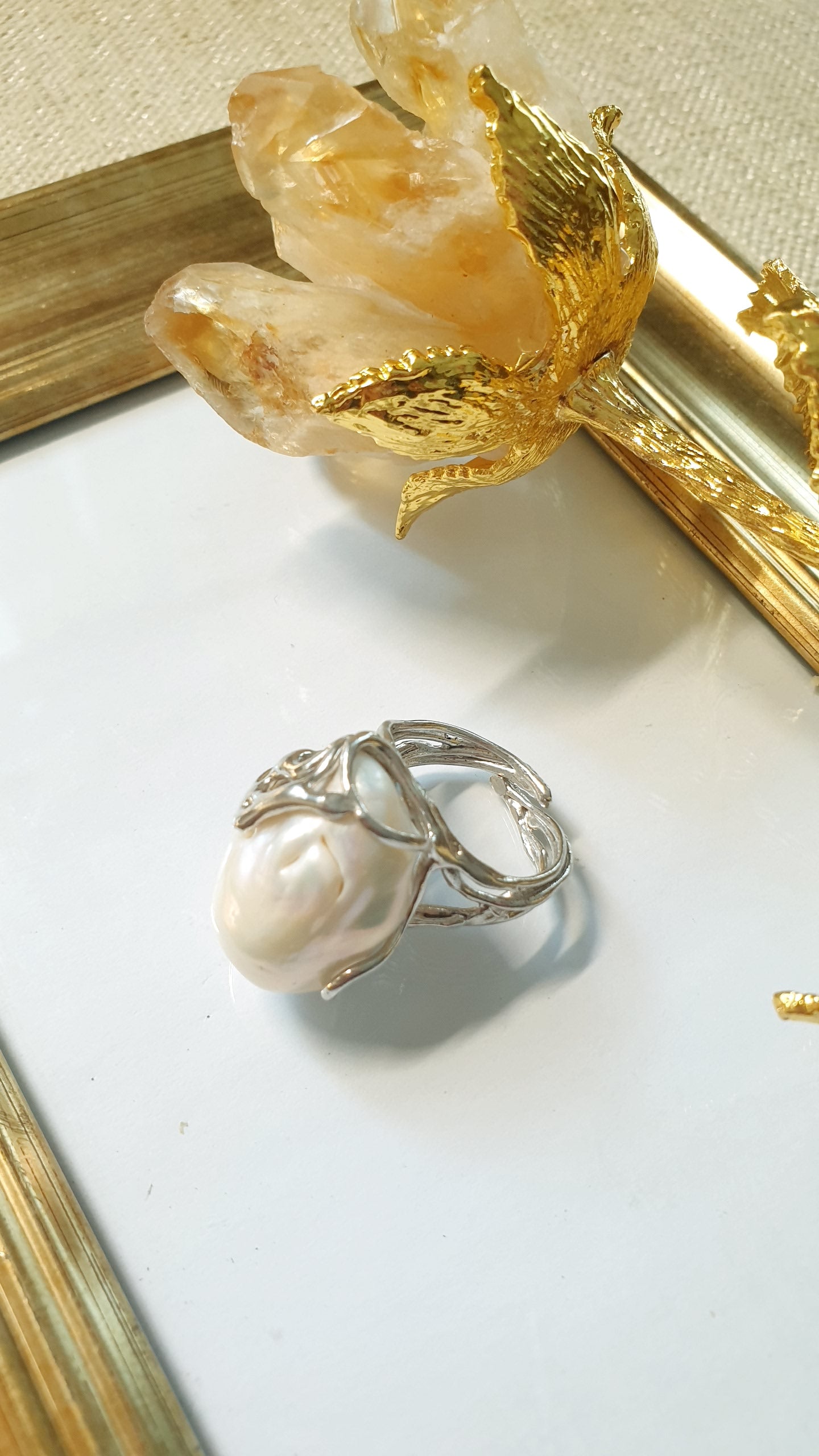 Bellissimo anello in argento con grande perla barocca