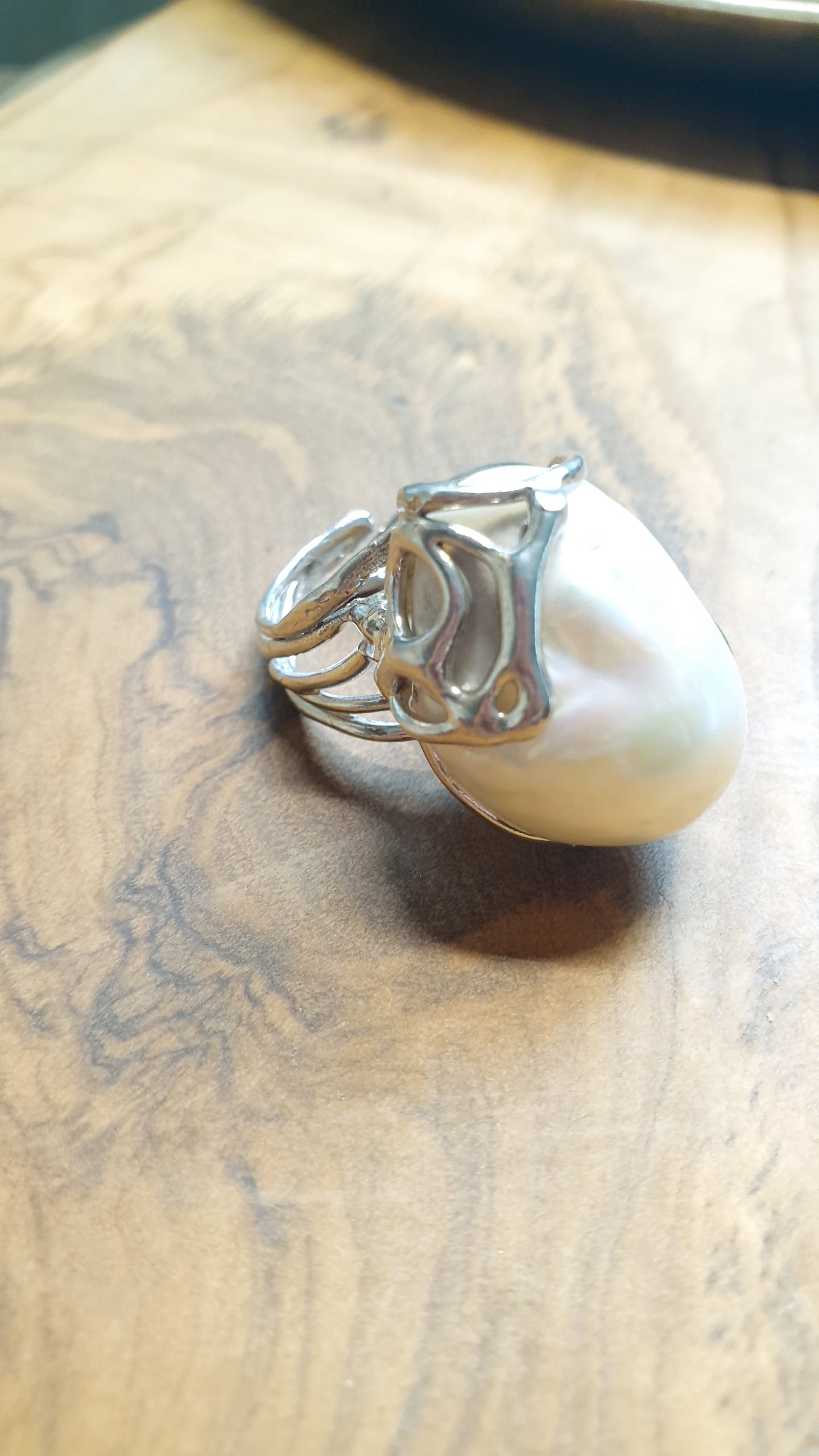 Bellissimo anello in argento con grande perla barocca