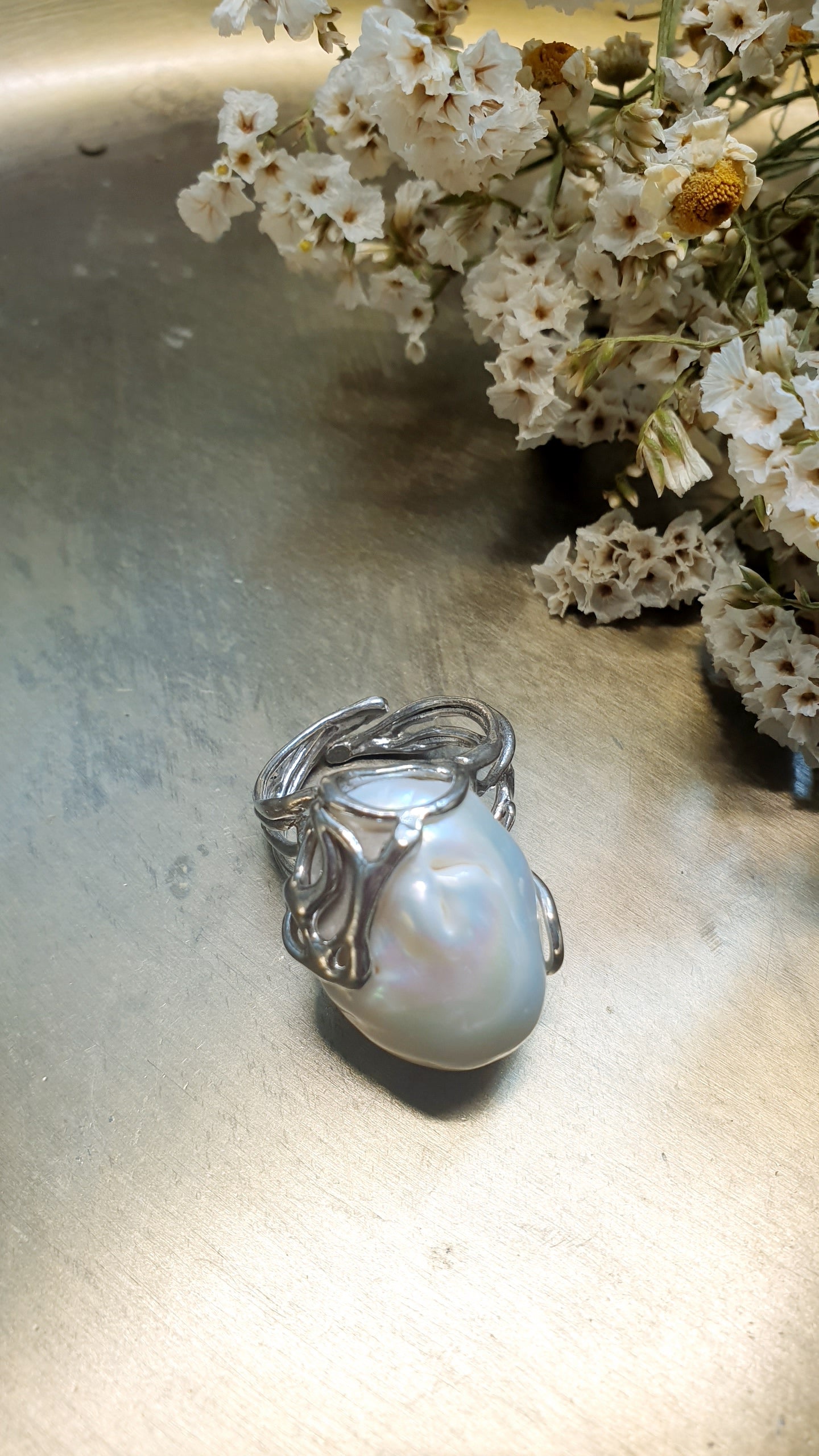 Bellissimo anello in argento con grande perla barocca
