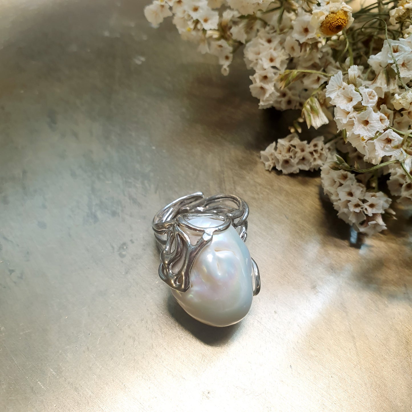 Bellissimo anello in argento con grande perla barocca