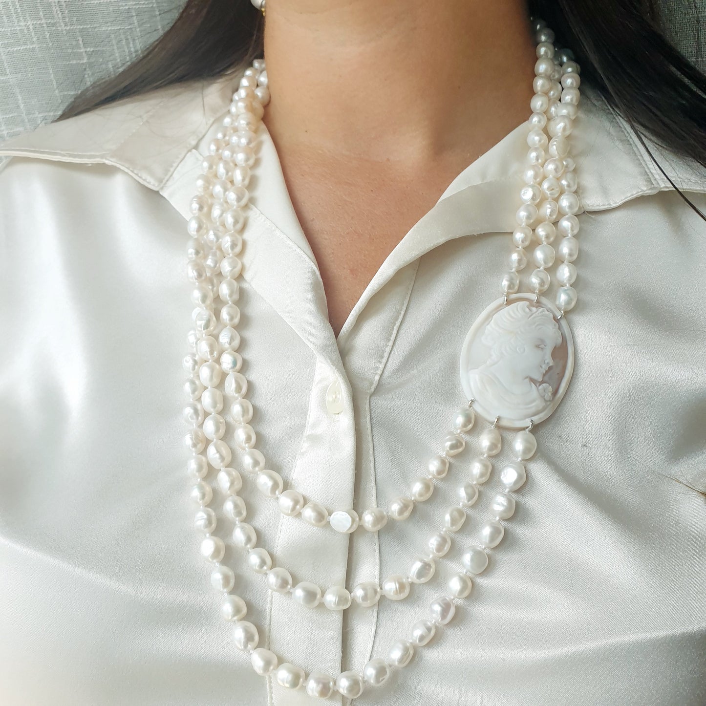 Lunga collana in perle di fiume con cammeo