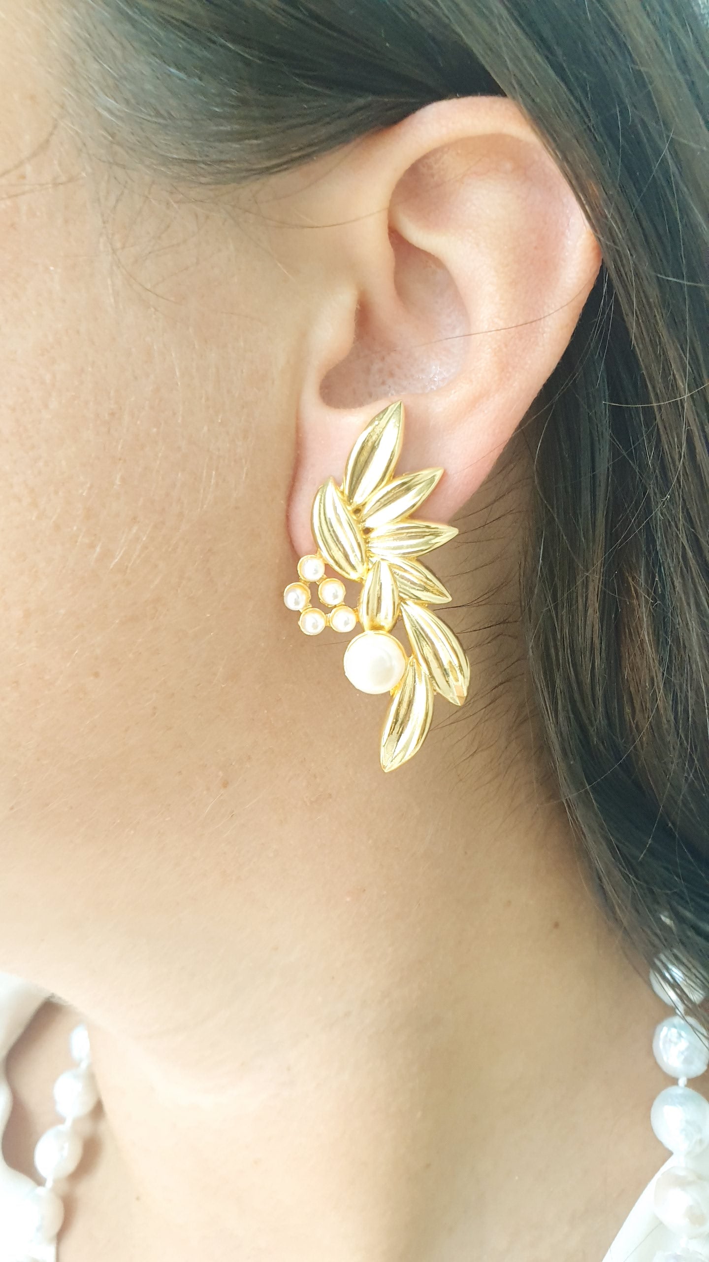 Orecchini a perno in ottone con perle.