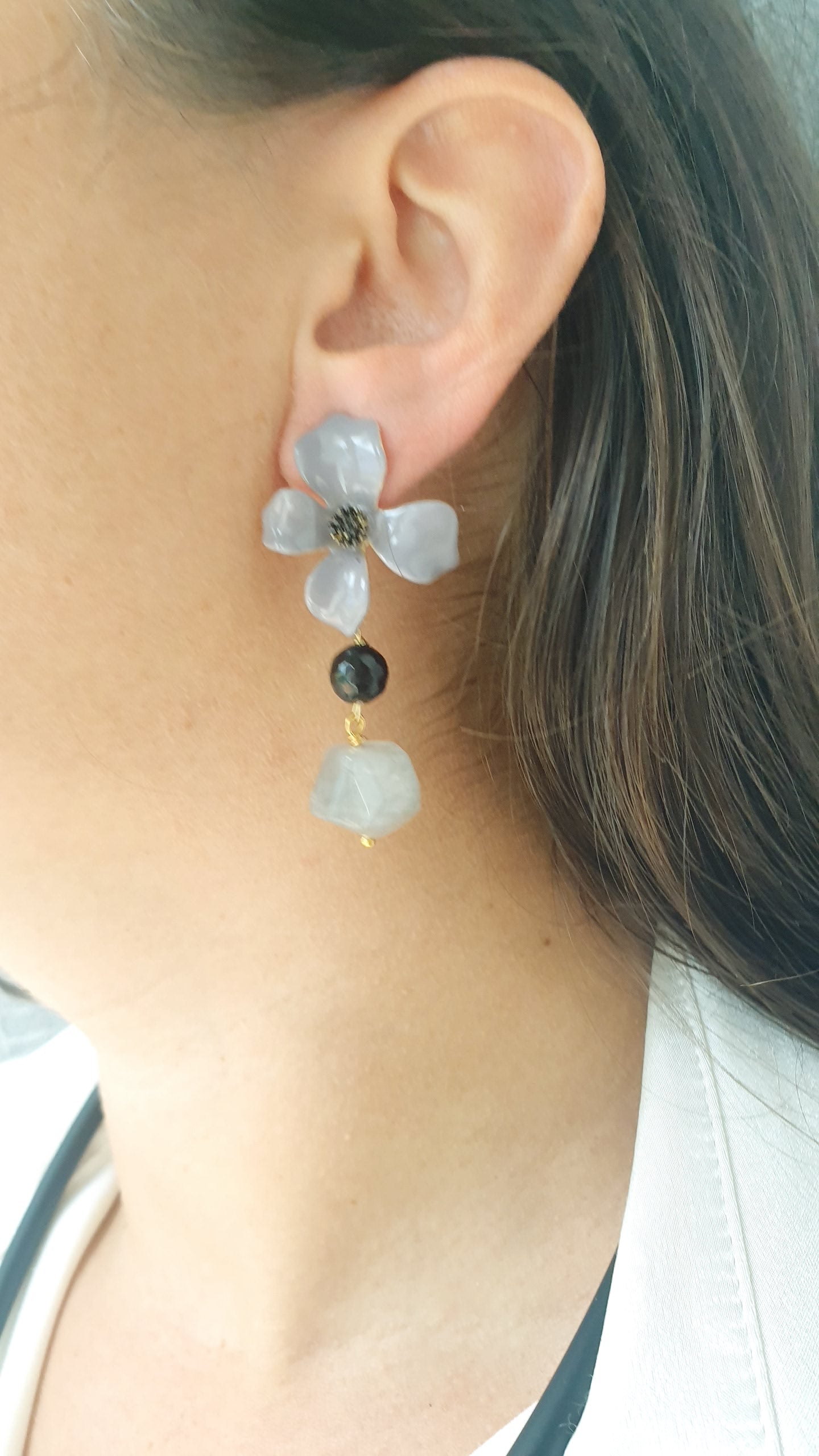 Orecchini fiore con onice e qurzo grigio