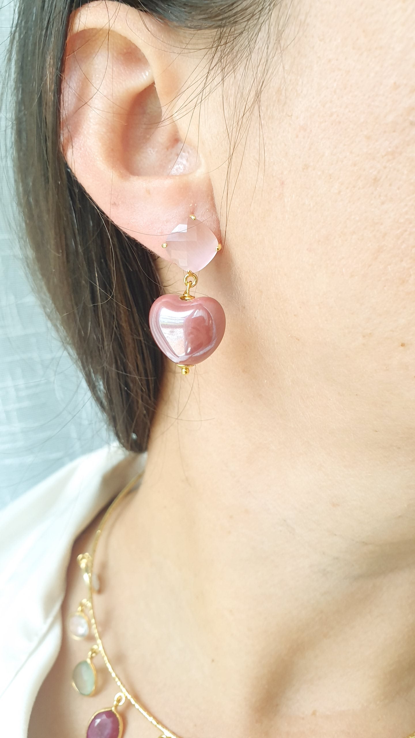 Orecchini a perno con cristalli e cuori in ceramica