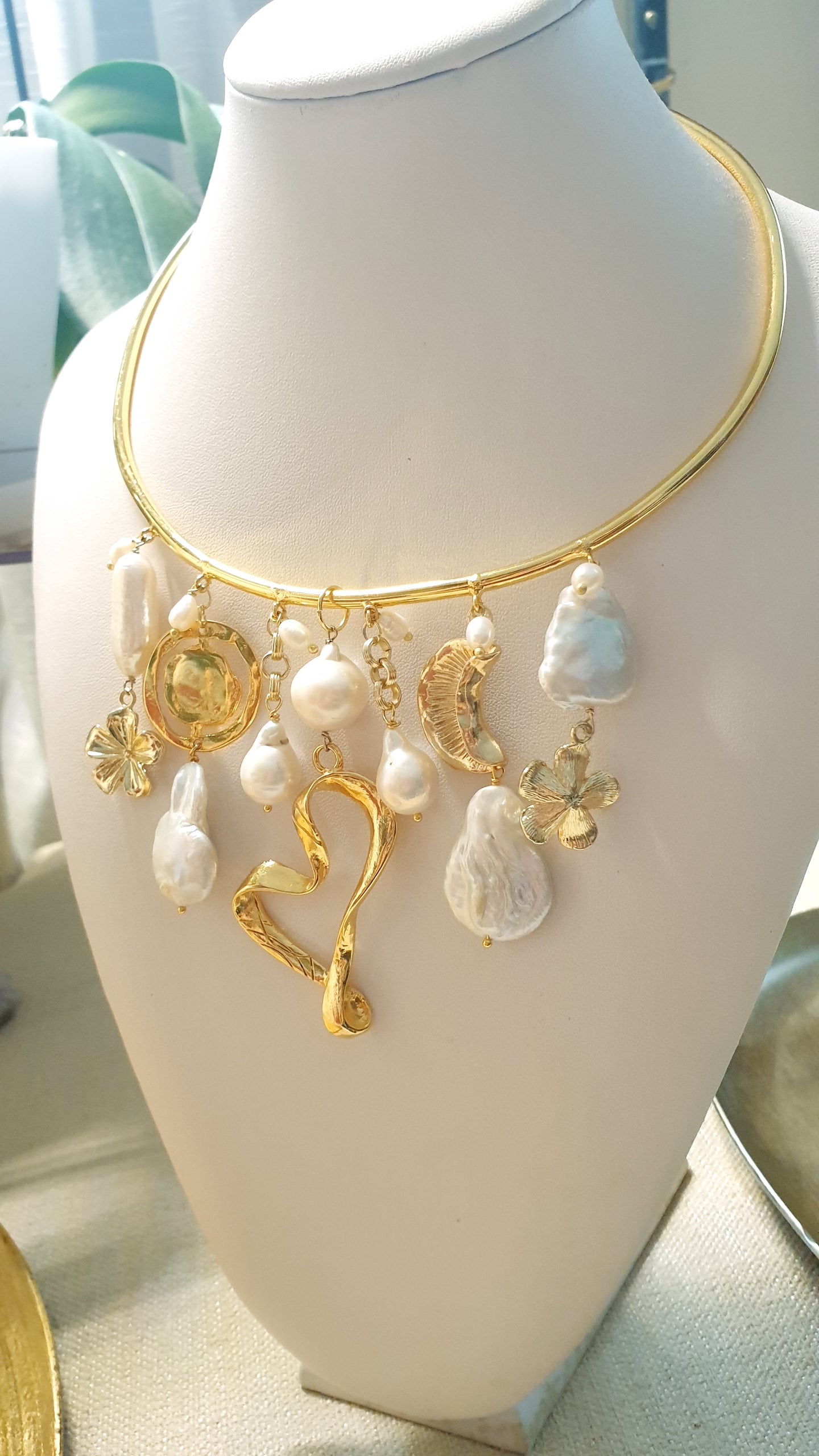 Girocollo placcato oro con perle barocche e inserti placcati oro