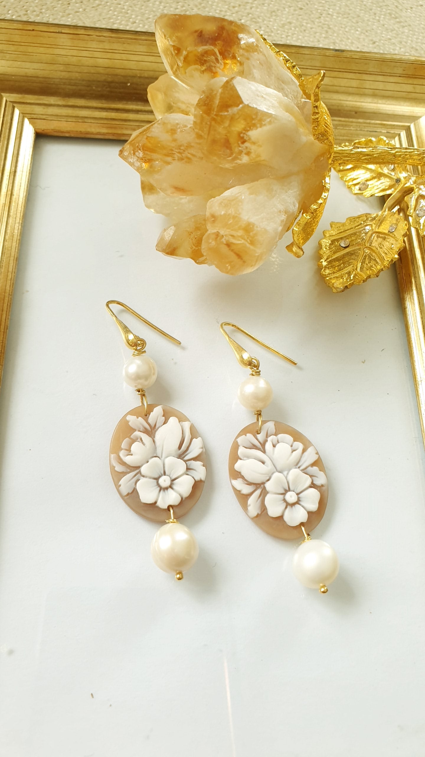 Orecchini in argento con cammeo floreale e perle