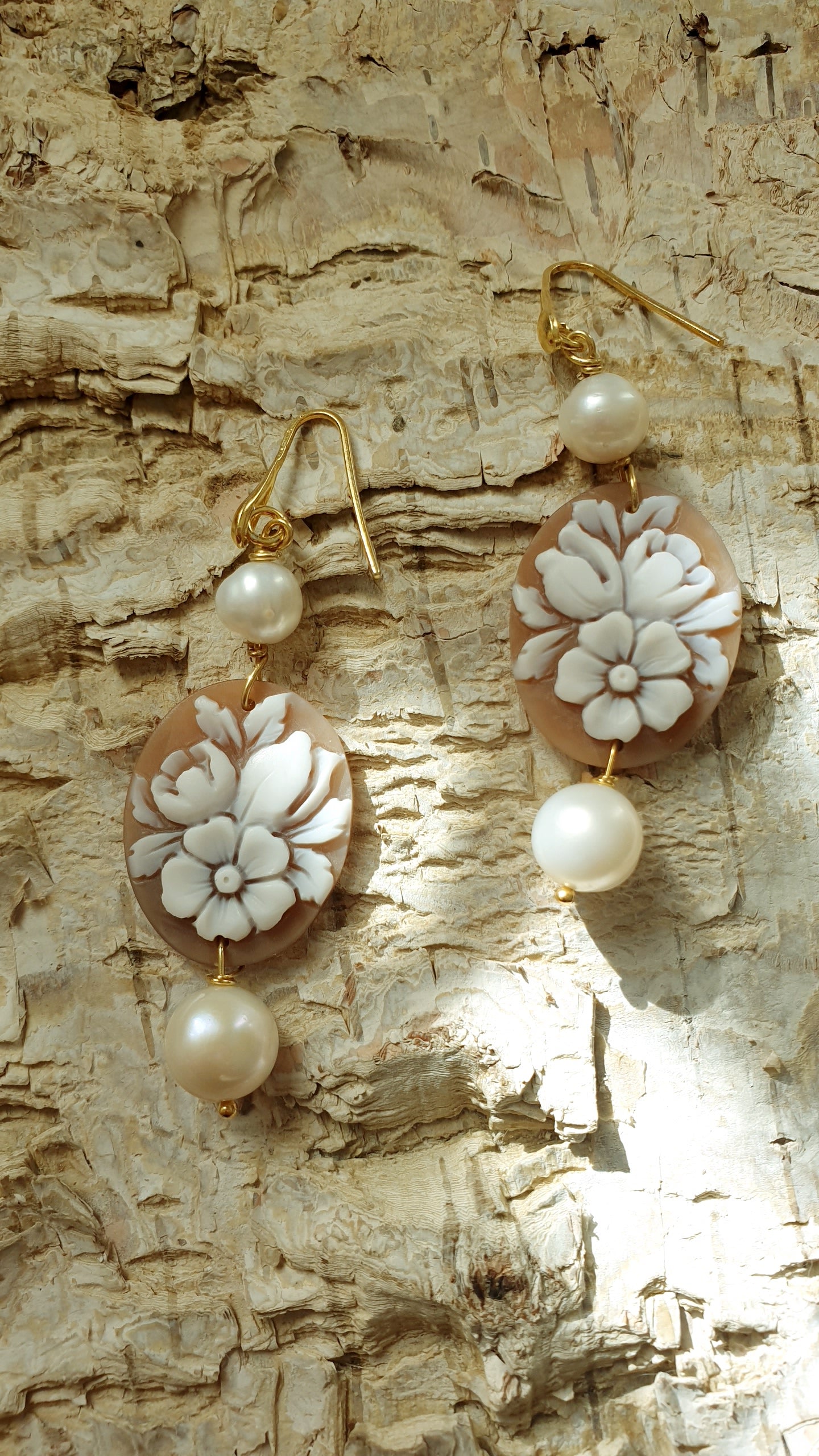 Orecchini in argento con cammeo floreale e perle