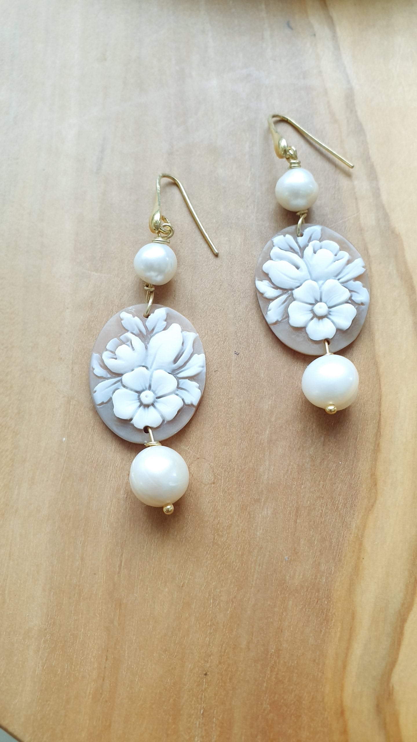 Orecchini in argento con cammeo floreale e perle