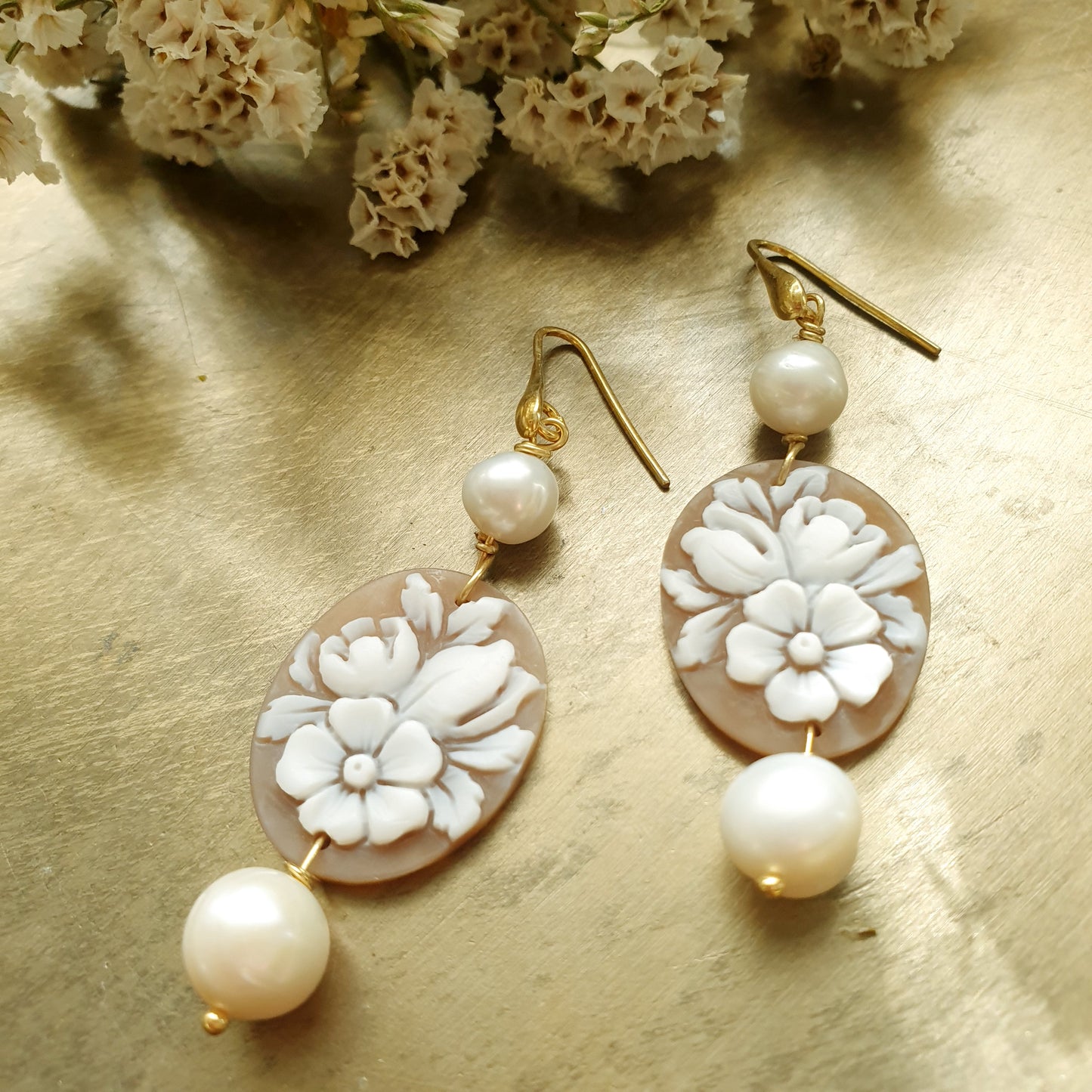 Orecchini in argento con cammeo floreale e perle