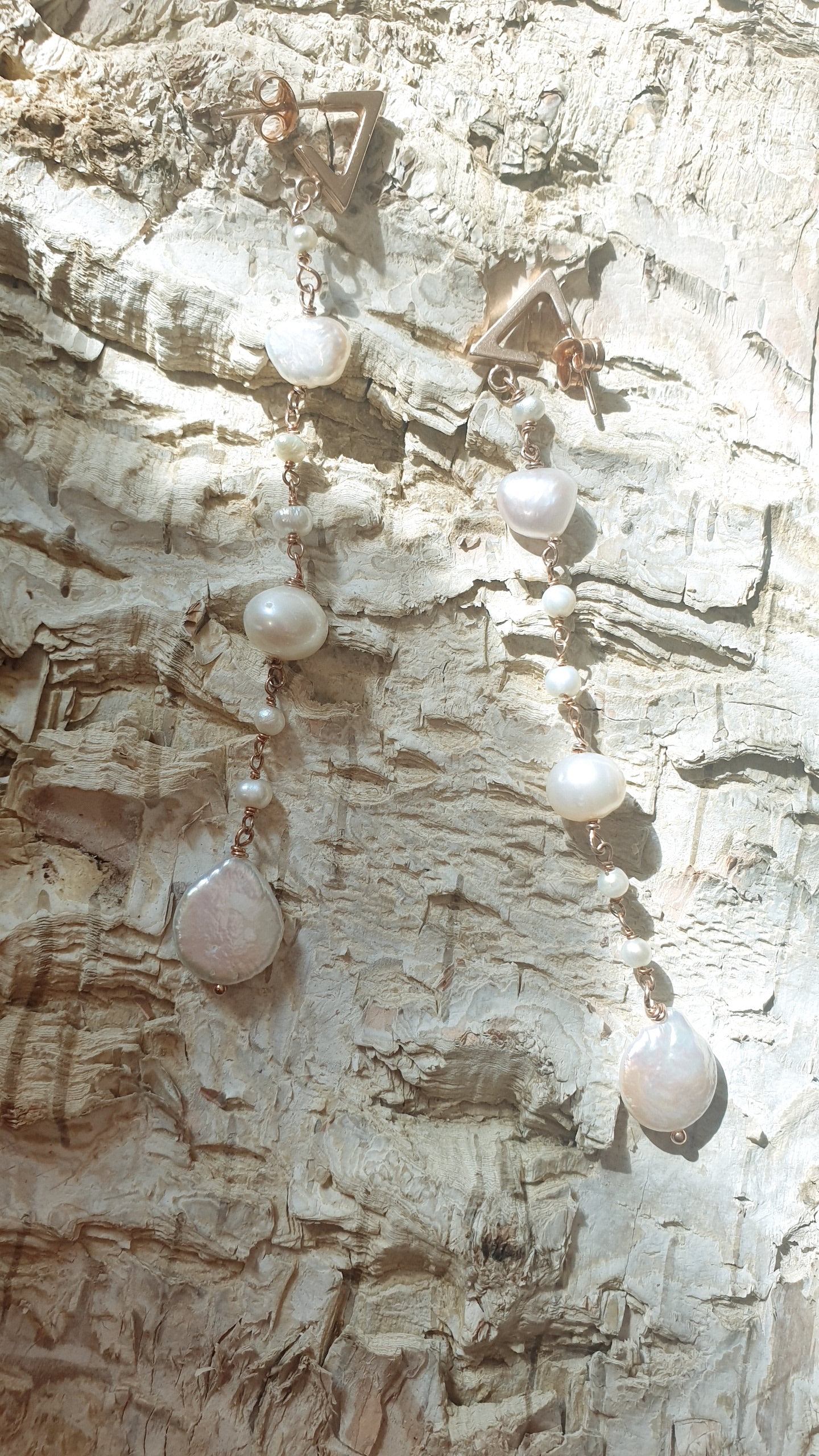 Lunghi orecchini in argento rosato con perle di fiume