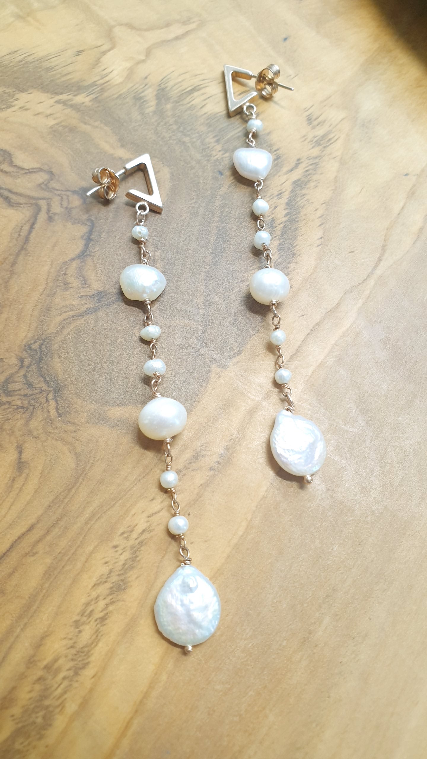 Lunghi orecchini in argento rosato con perle di fiume