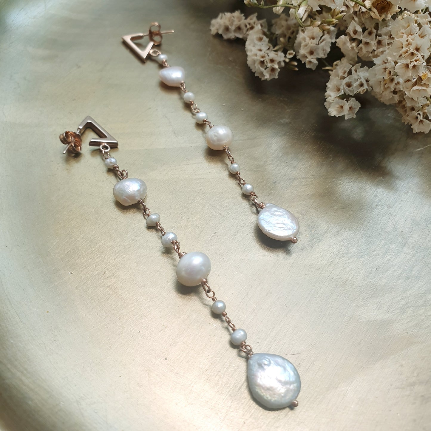 Lunghi orecchini in argento rosato con perle di fiume