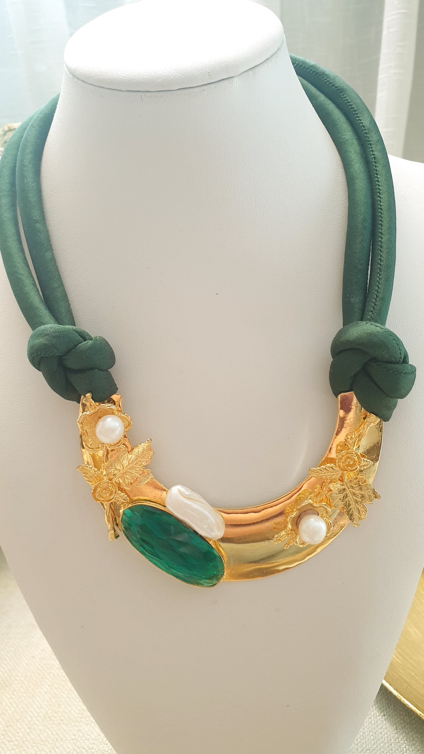 Girocollo in seta verde con placca dorata , perle e cristallo