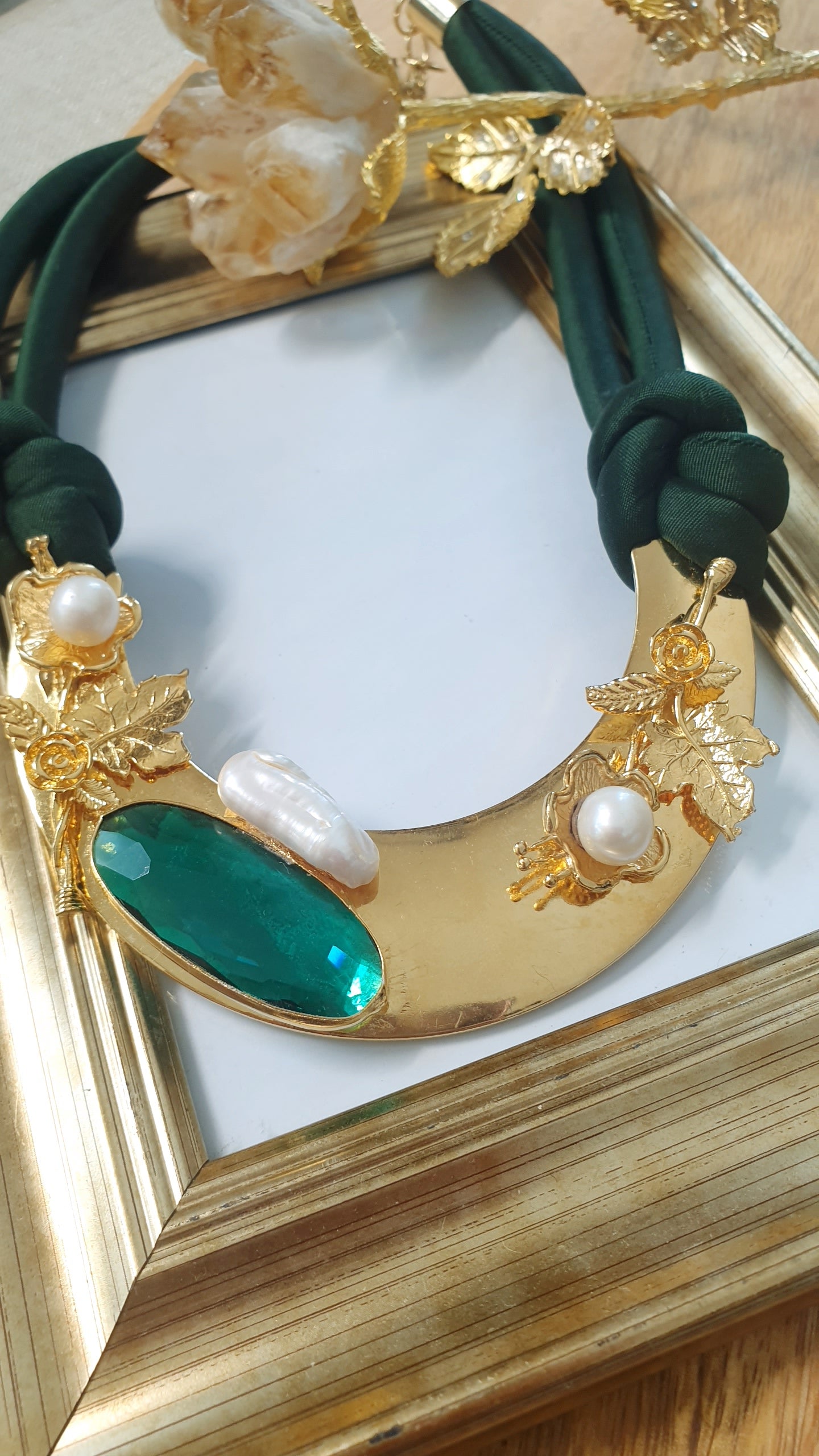 Girocollo in seta verde con placca dorata , perle e cristallo