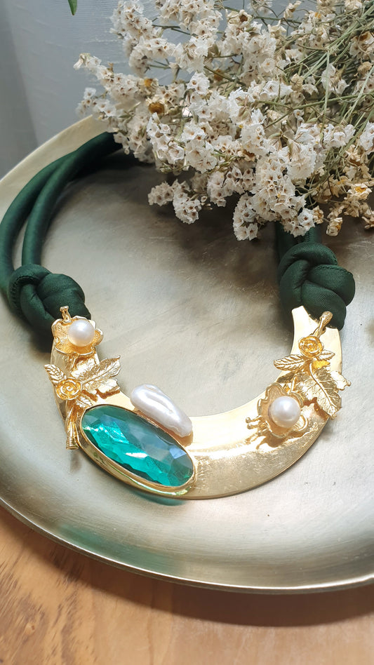 Girocollo in seta verde con placca dorata, perle e cristallo