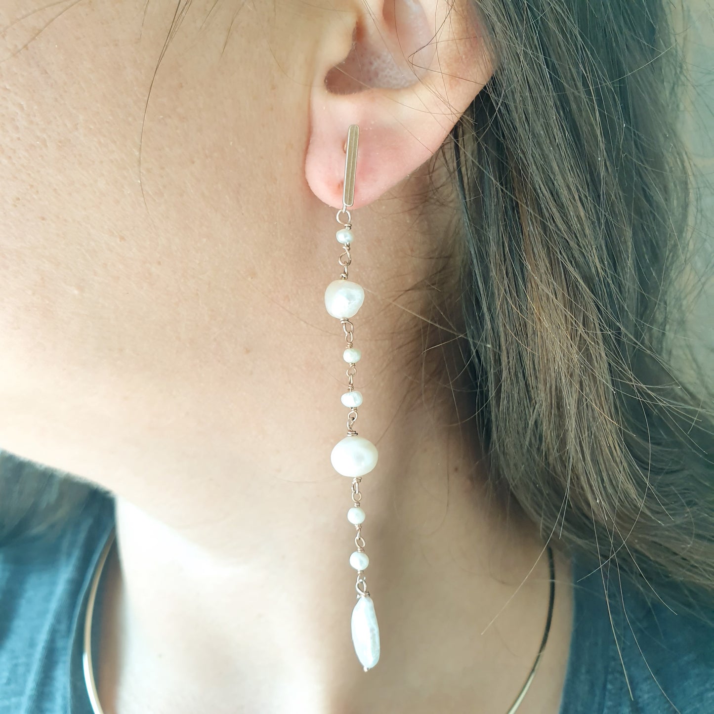 Lunghi orecchini in argento rosato con perle di fiume