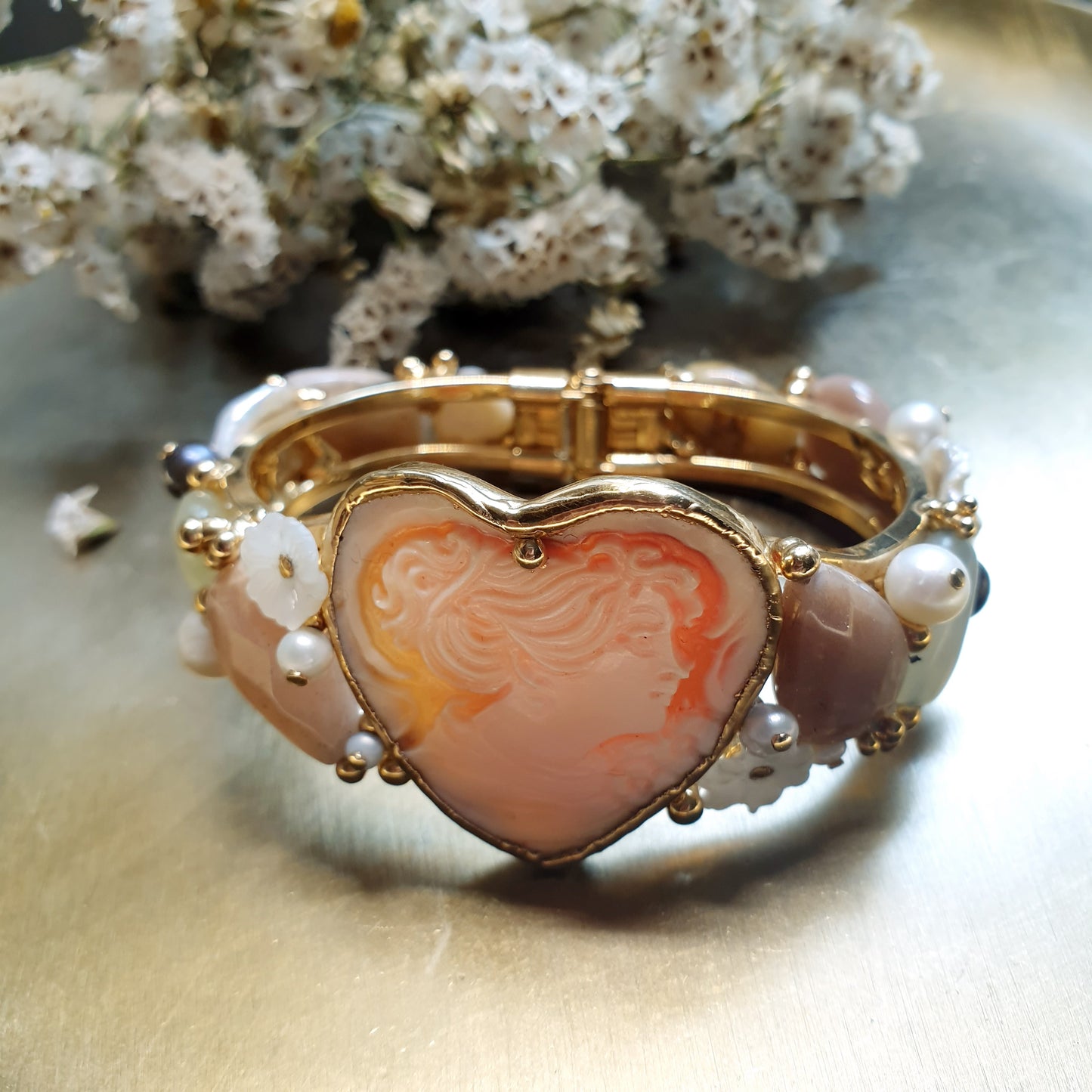 Bracciale cammeo, perle, pietre.